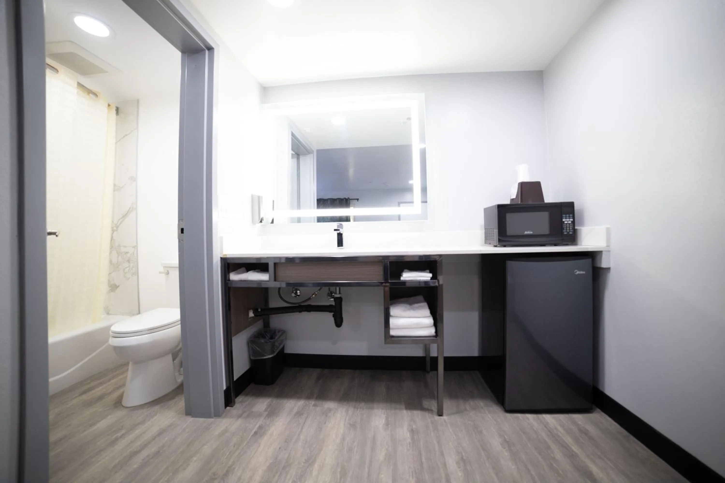 Bathroom in Express Inn & Suites Ontario Airport