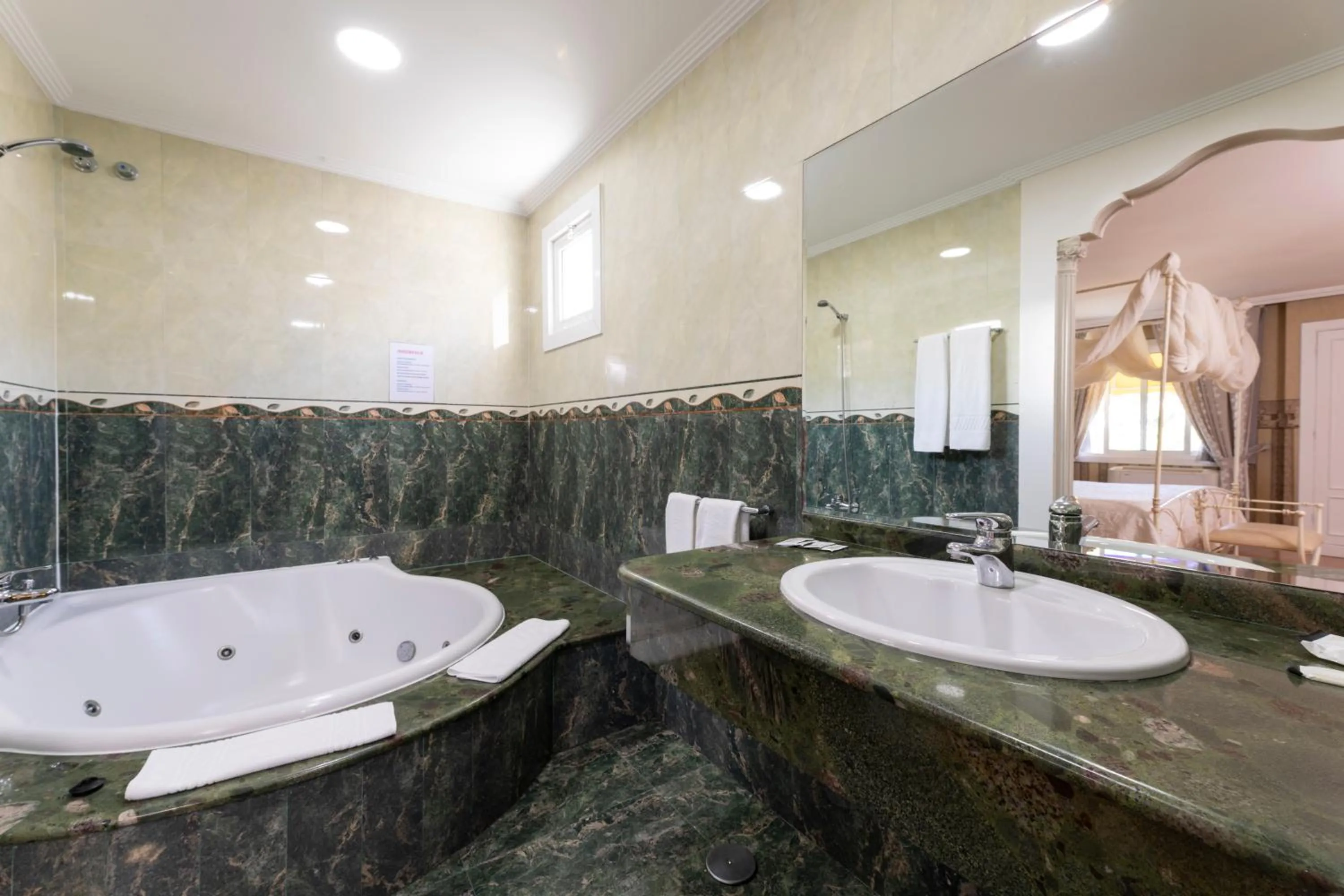 HOTEL HOLIDAY camino de Santiago por la costa