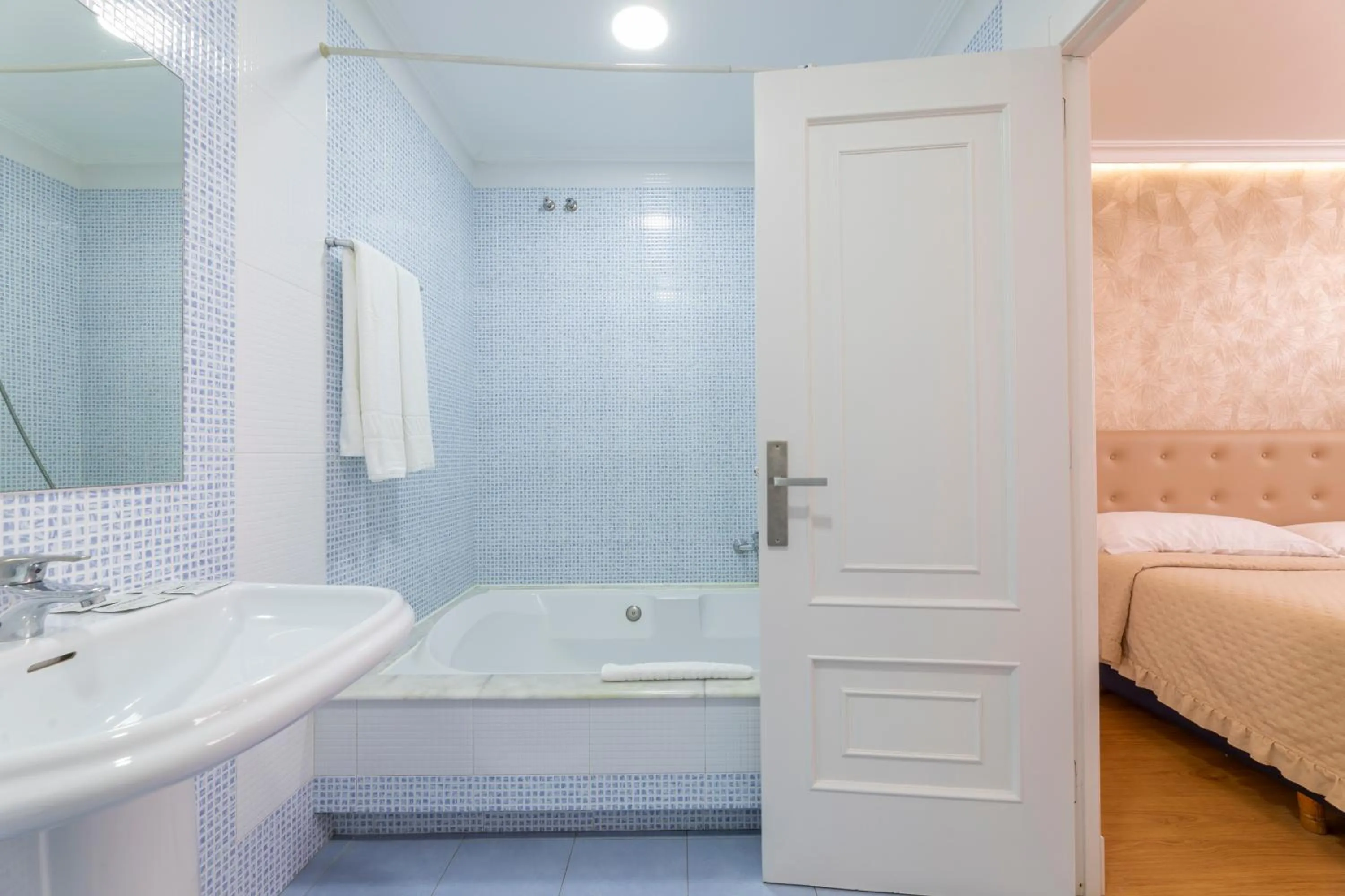 Bed in HOTEL HOLIDAY camino de Santiago por la costa