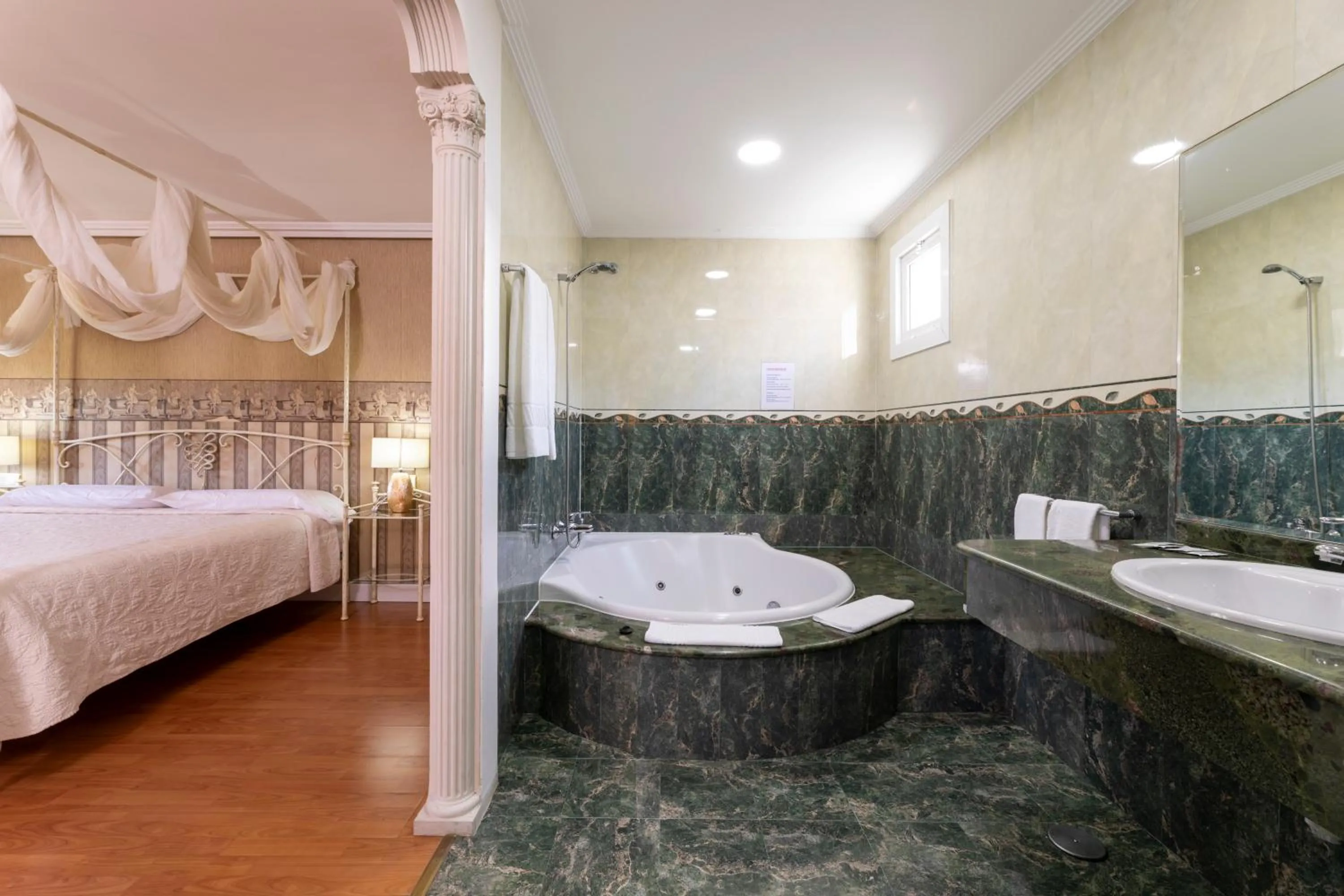 Bed in HOTEL HOLIDAY camino de Santiago por la costa