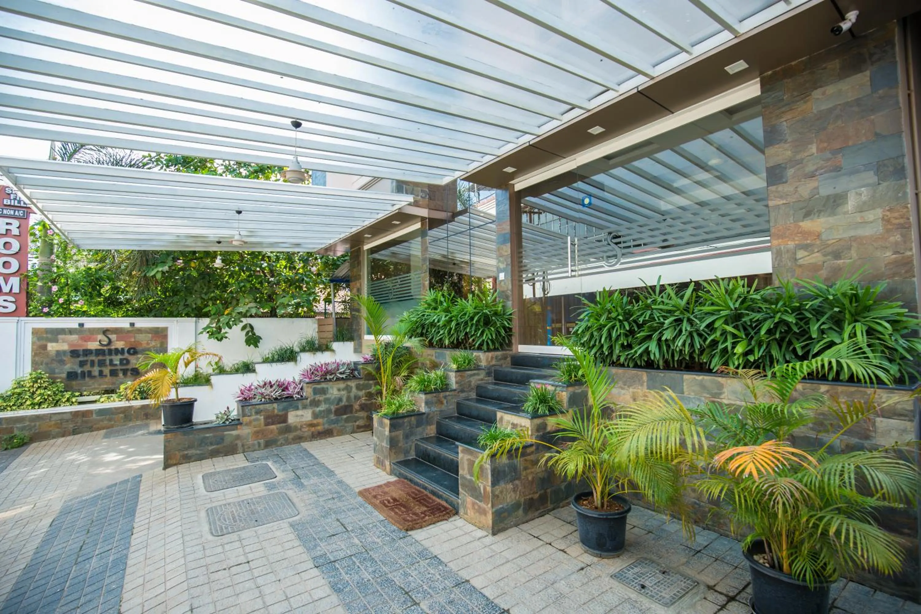Facade/entrance in Spring Field Billets