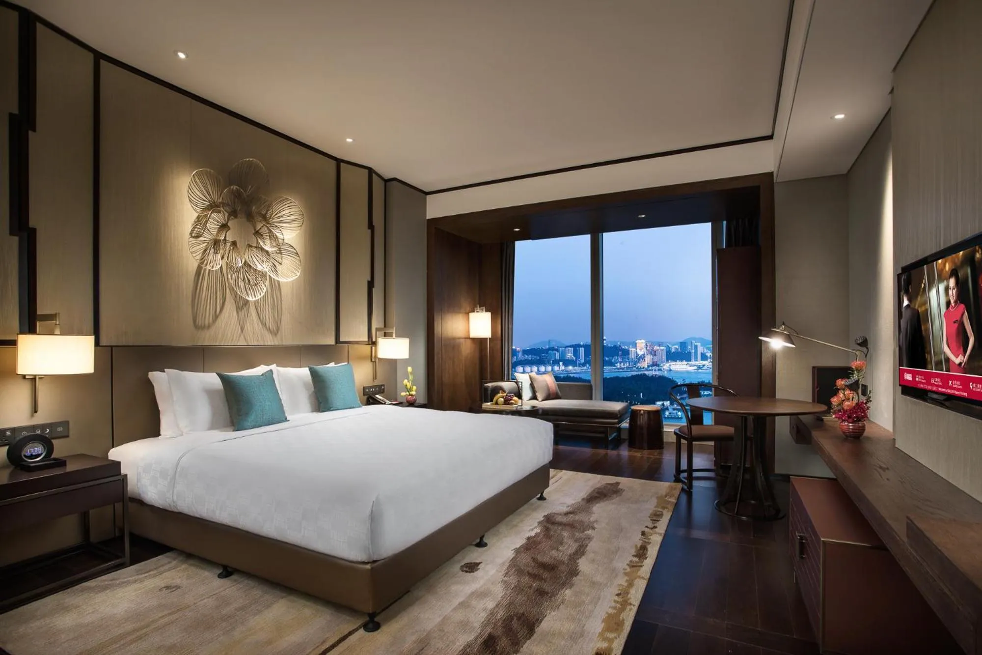 Photo of the whole room, Bed in HUALUXE Xiamen Haicang Habour View