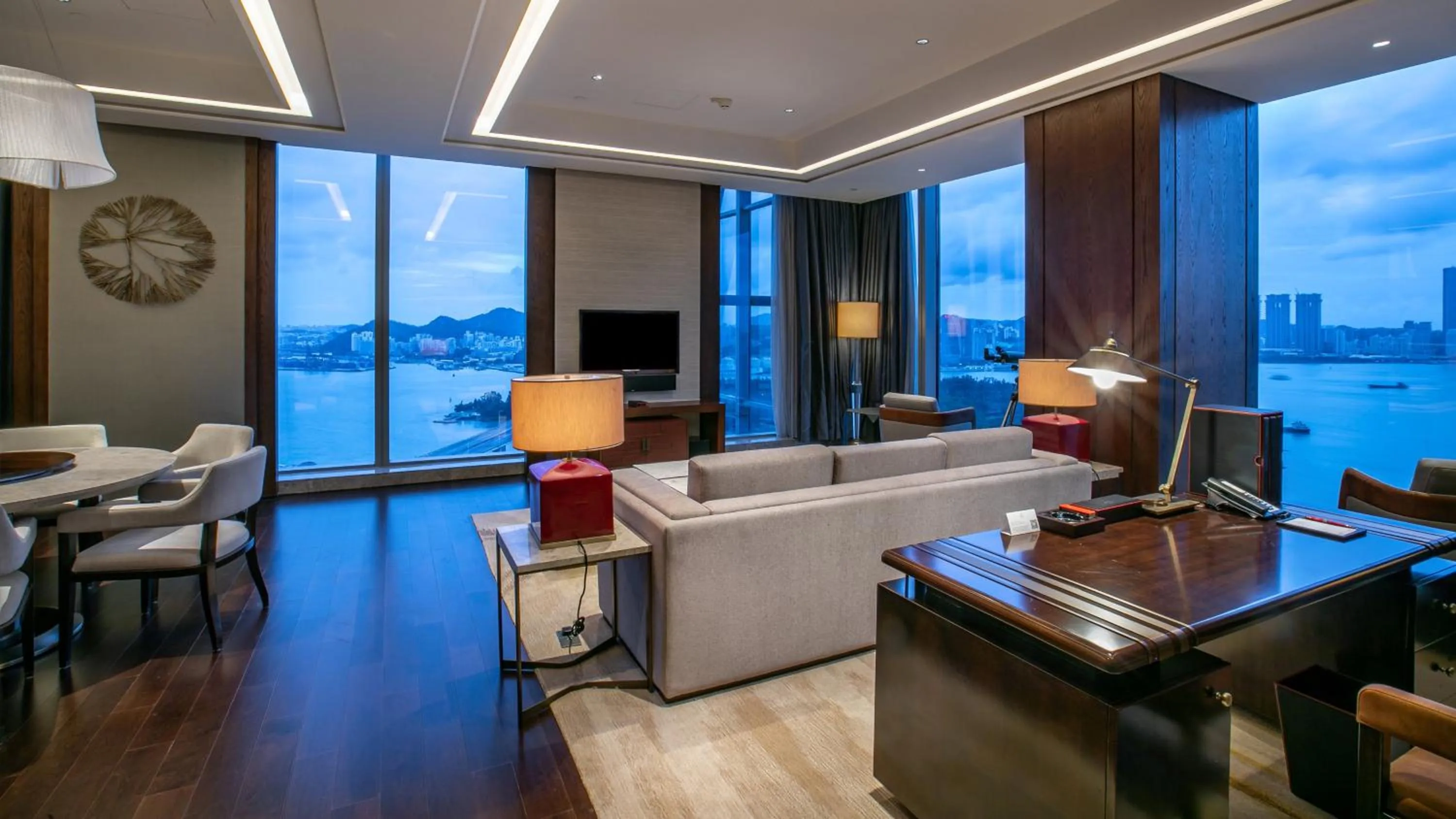 Photo of the whole room in HUALUXE Xiamen Haicang Habour View