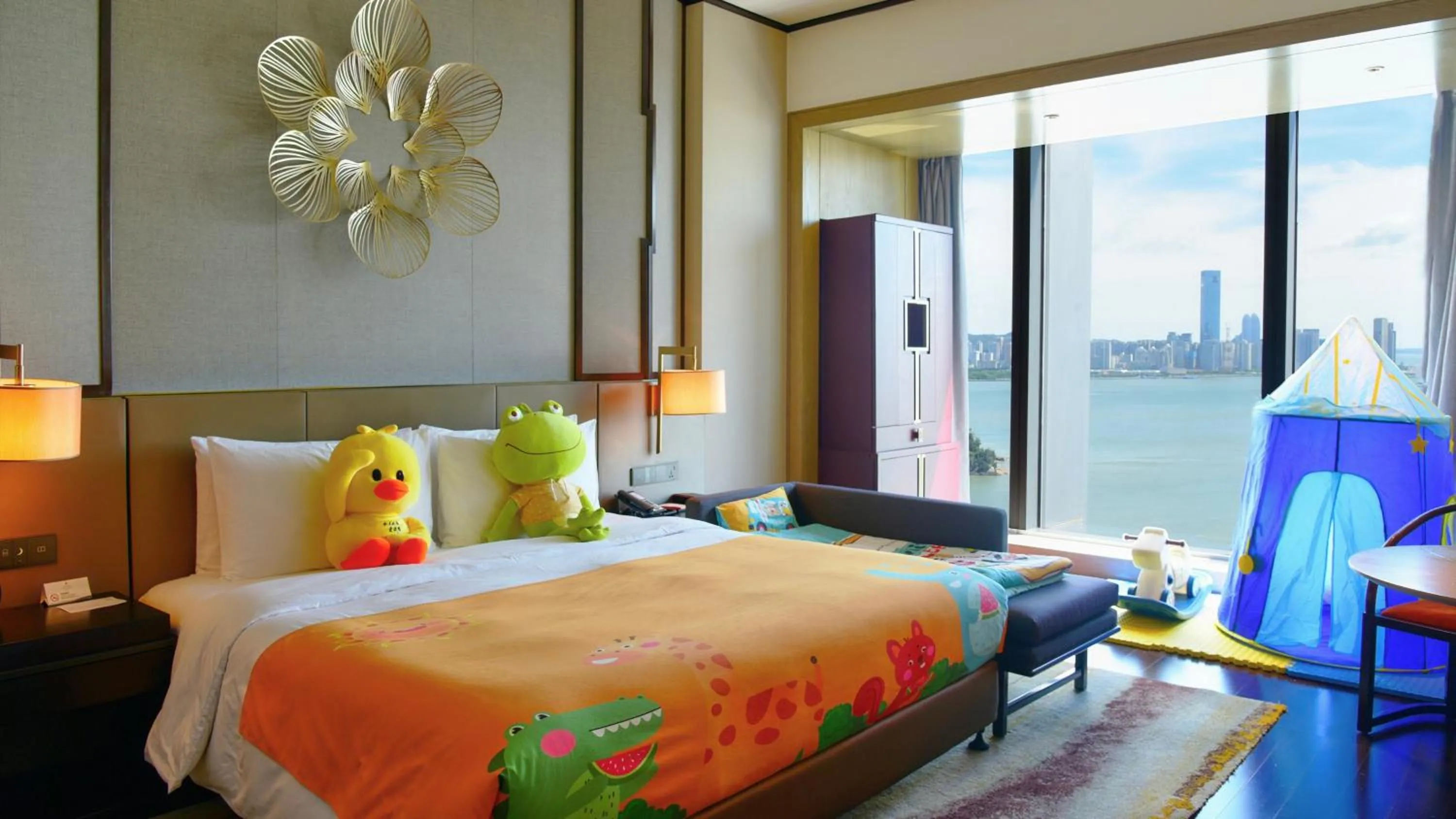 Photo of the whole room, Bed in HUALUXE Xiamen Haicang Habour View