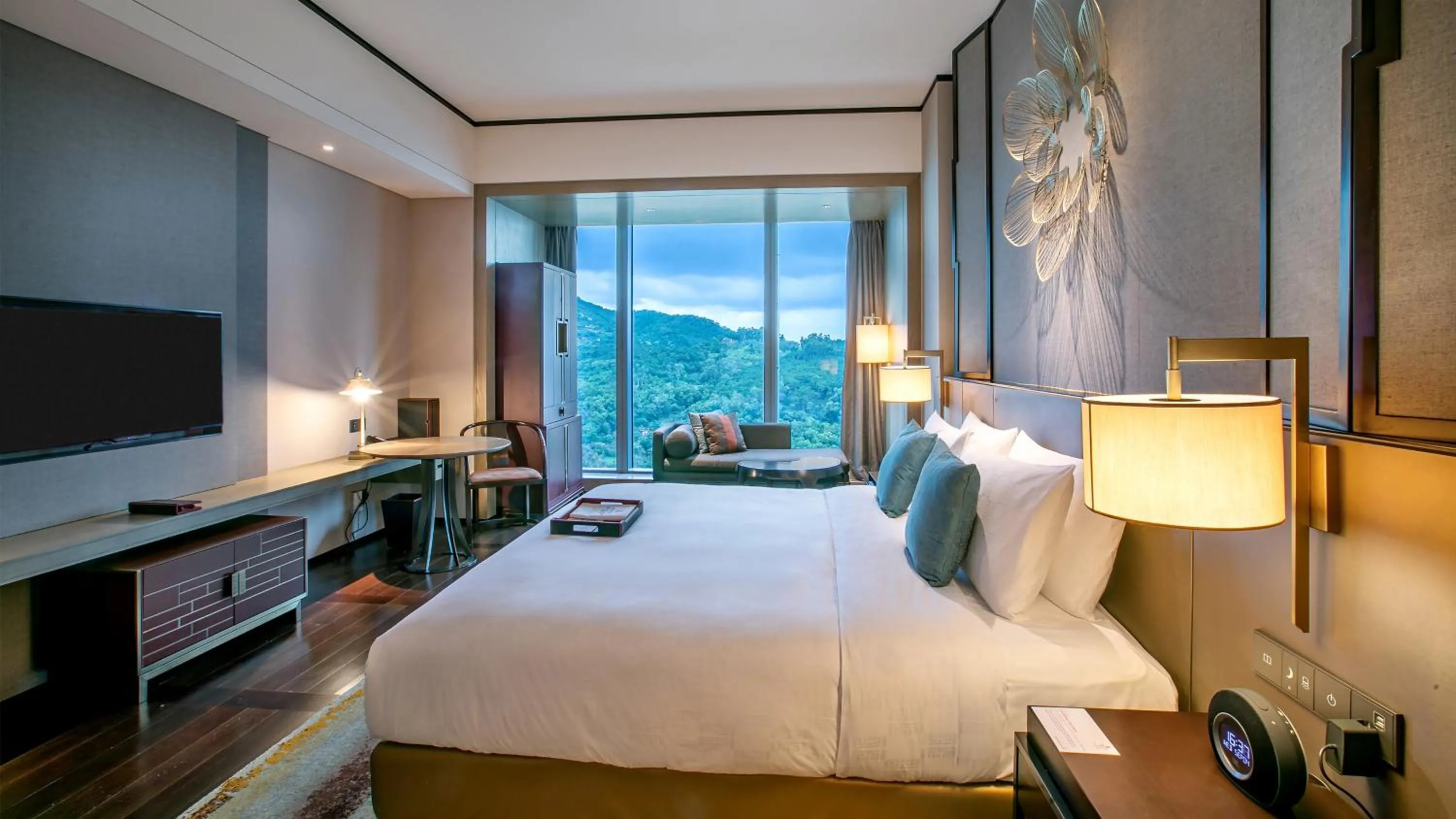 Photo of the whole room, Bed in HUALUXE Xiamen Haicang Habour View