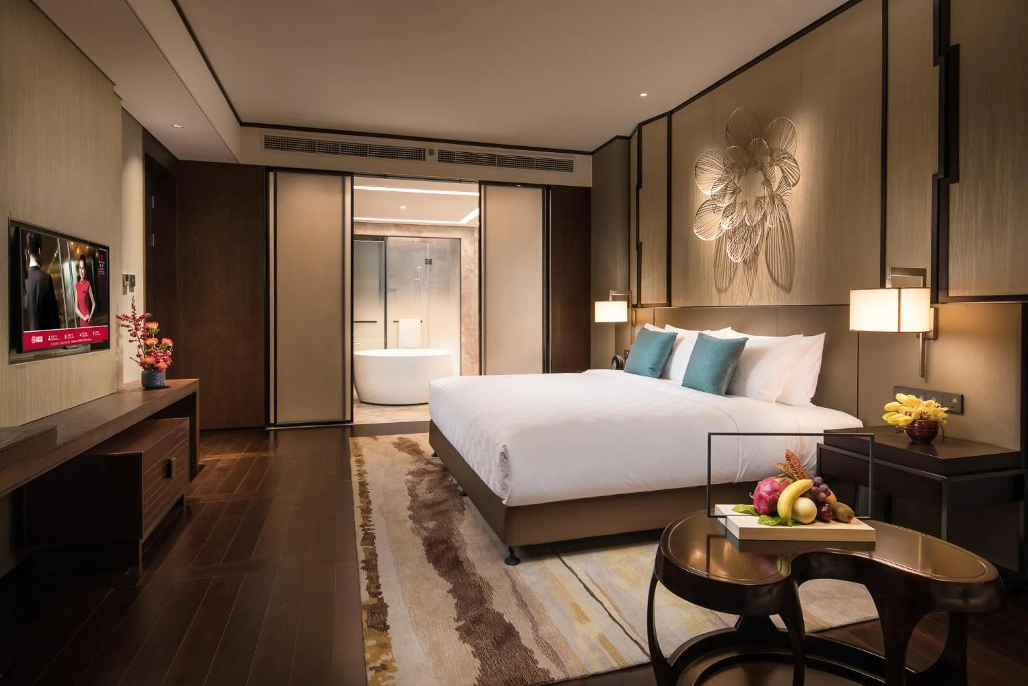 Photo of the whole room, Bed in HUALUXE Xiamen Haicang Habour View