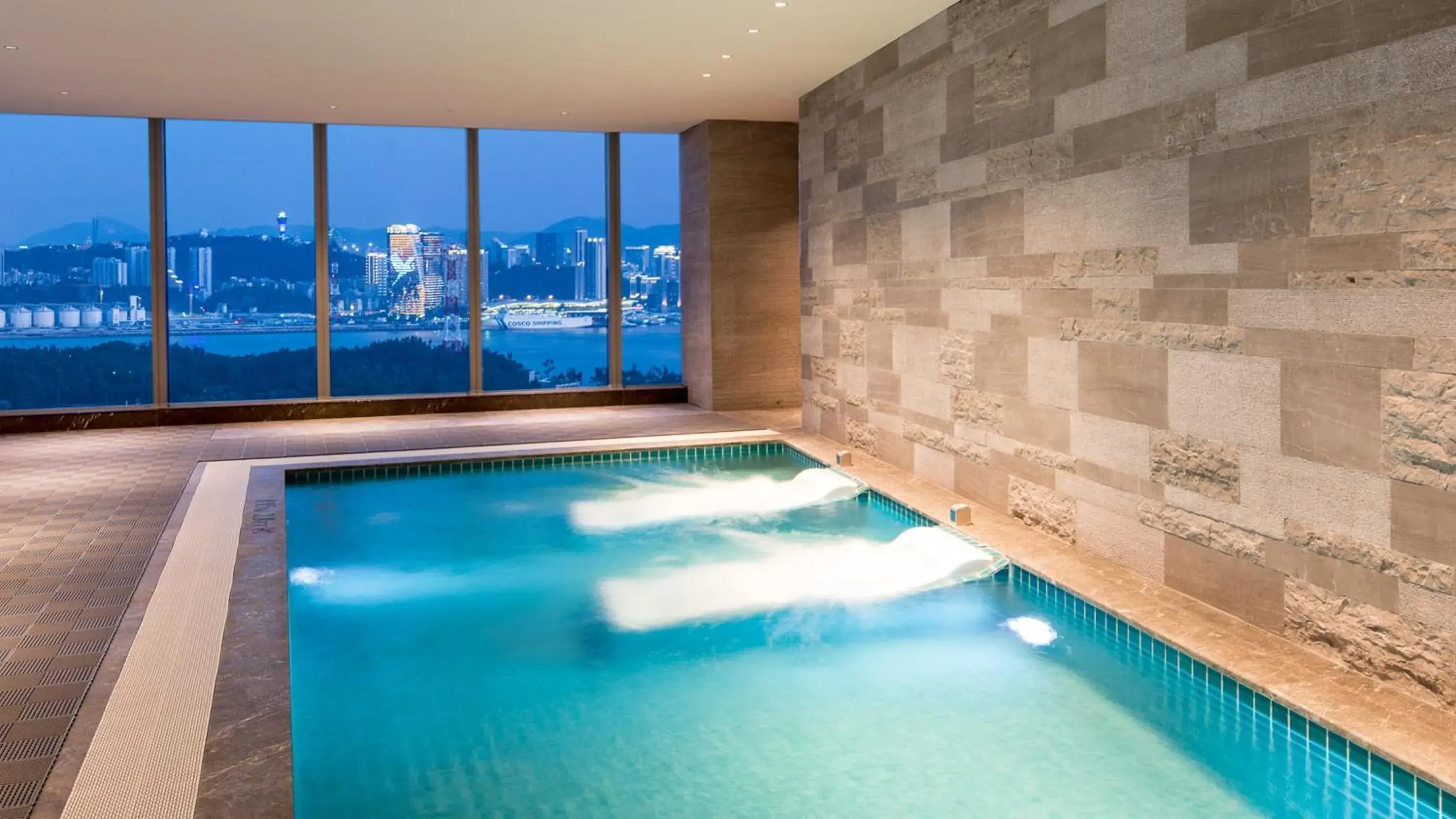 Swimming pool in HUALUXE Xiamen Haicang Habour View Swimming pool in HUALUXE Xiamen Haicang Habour View