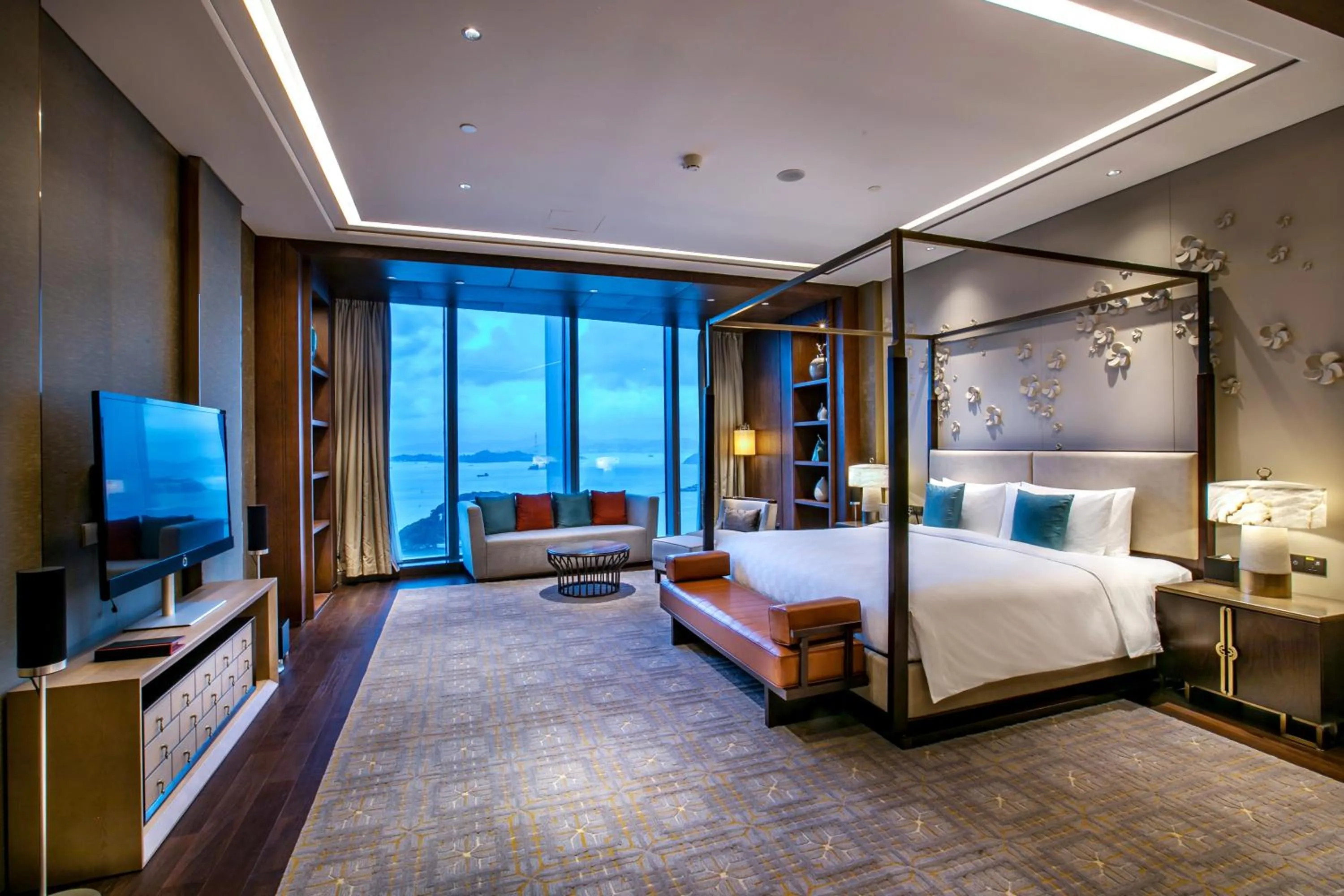 Photo of the whole room, Bed in HUALUXE Xiamen Haicang Habour View