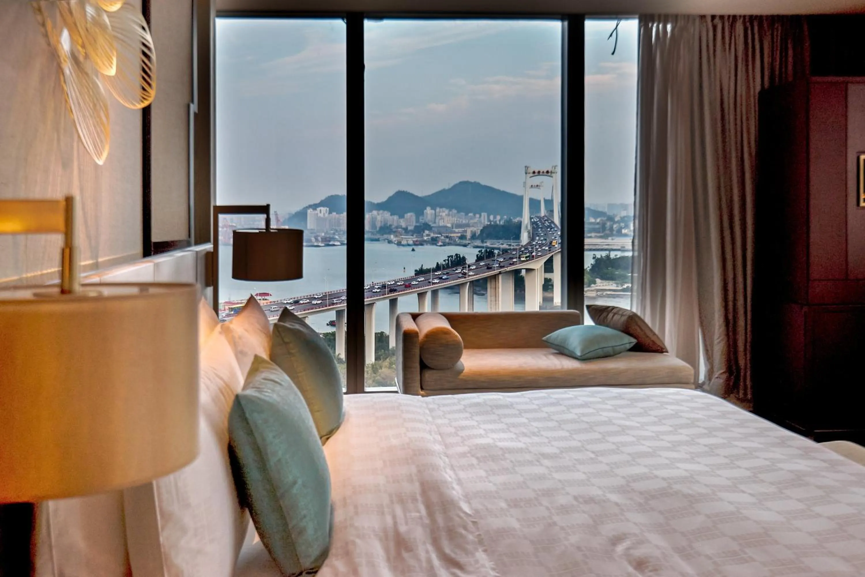 Photo of the whole room, Bed in HUALUXE Xiamen Haicang Habour View