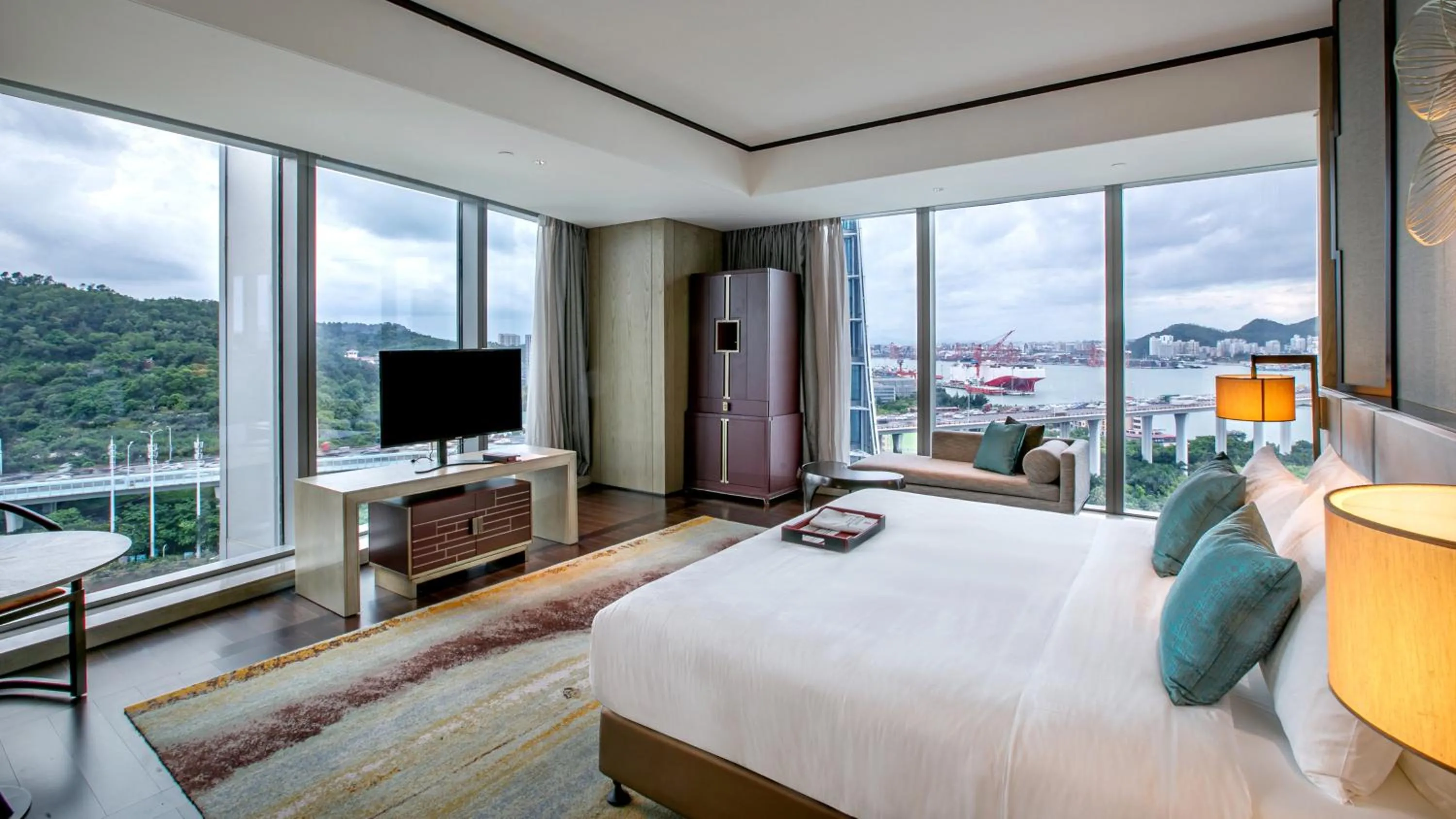 Photo of the whole room, Bed in HUALUXE Xiamen Haicang Habour View