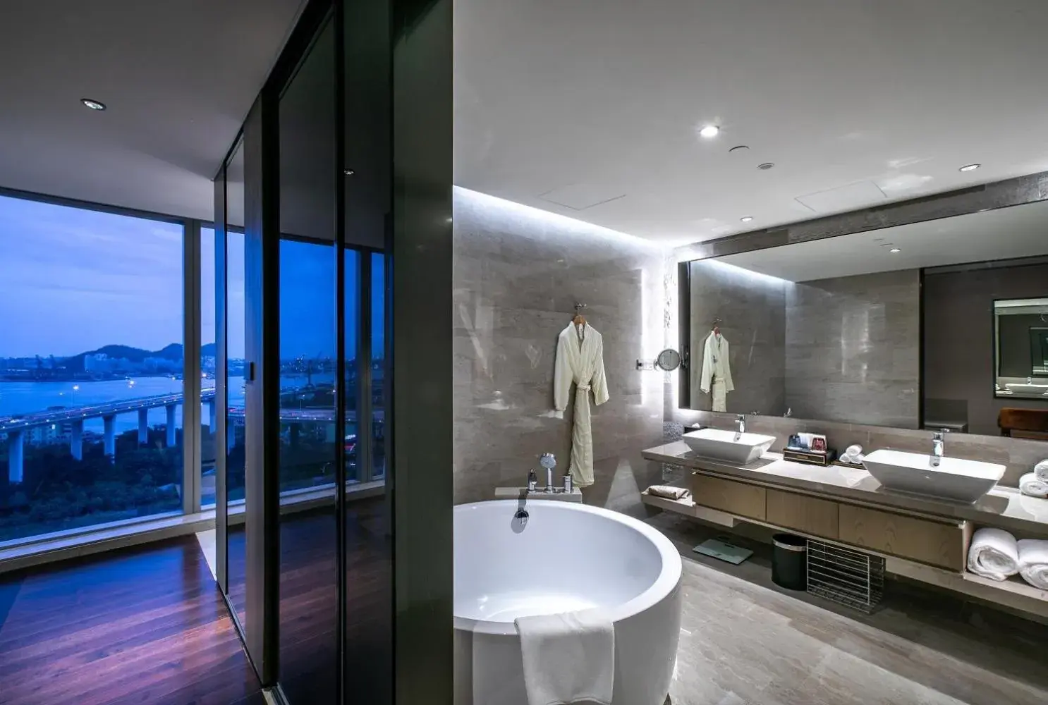 Bathroom, Bed in HUALUXE Xiamen Haicang Habour View Bathroom, Bed in HUALUXE Xiamen Haicang Habour View