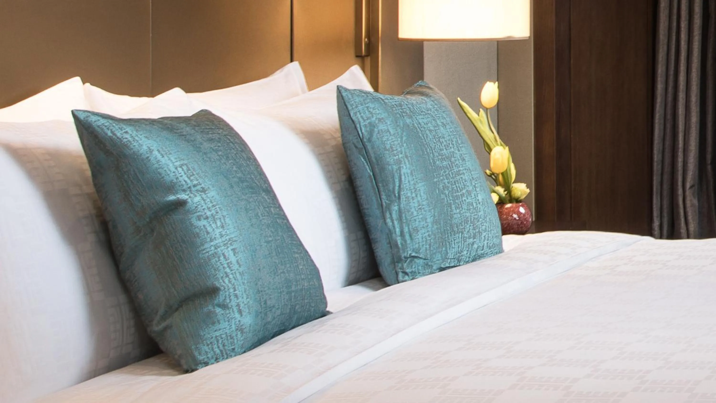 Photo of the whole room, Bed in HUALUXE Xiamen Haicang Habour View