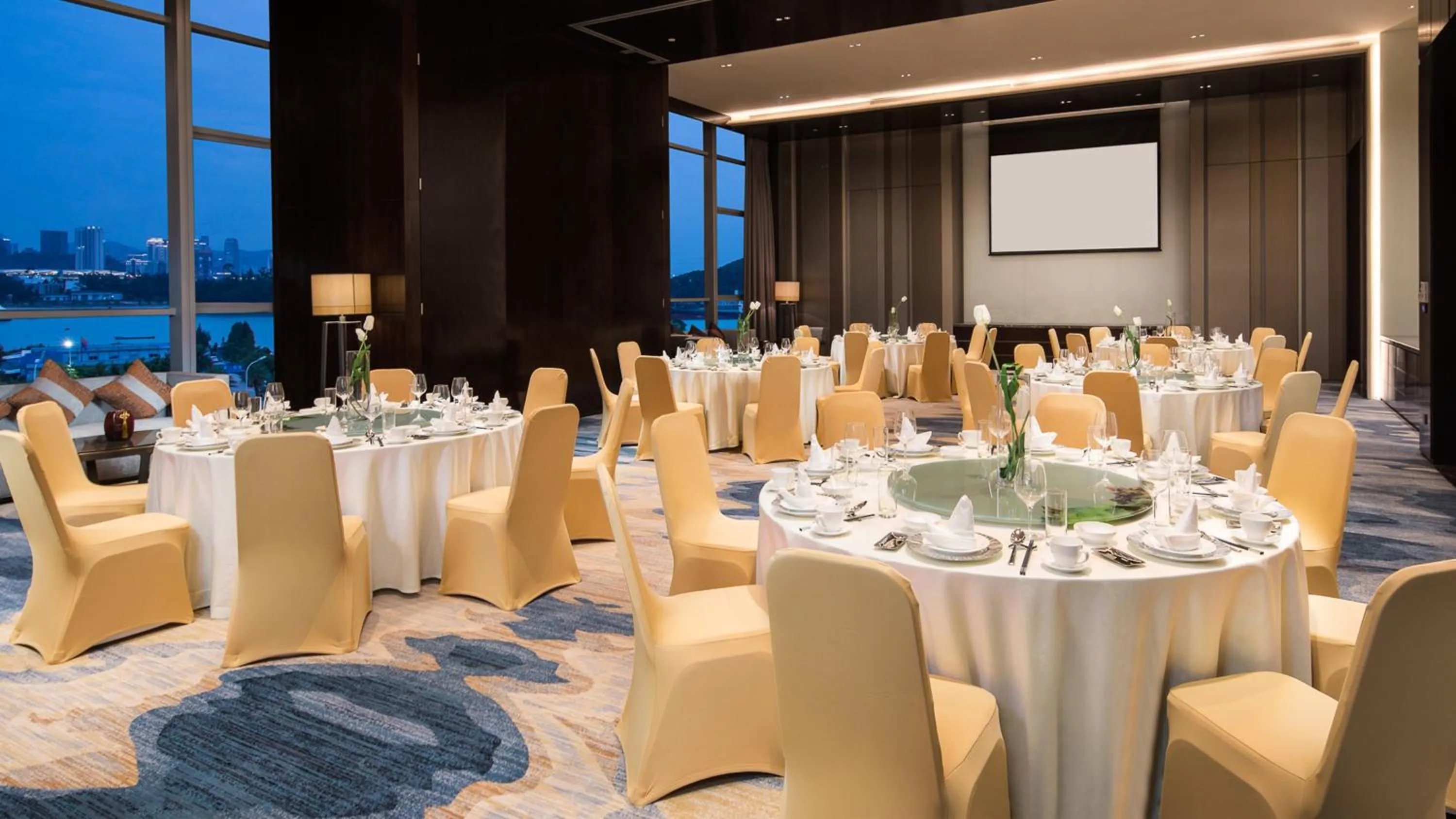 Meeting/conference room in HUALUXE Xiamen Haicang Habour View