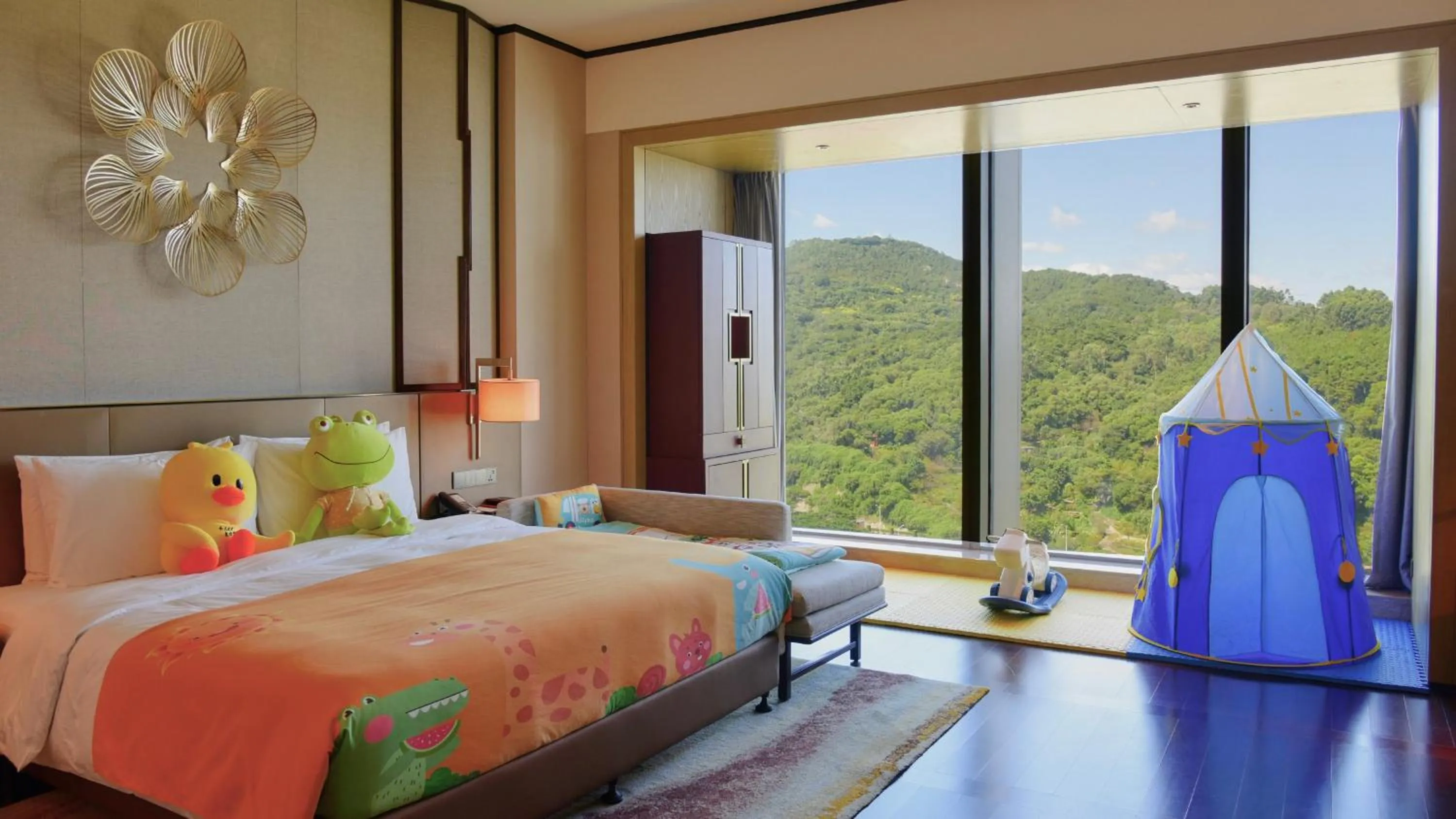 Photo of the whole room, Bed in HUALUXE Xiamen Haicang Habour View