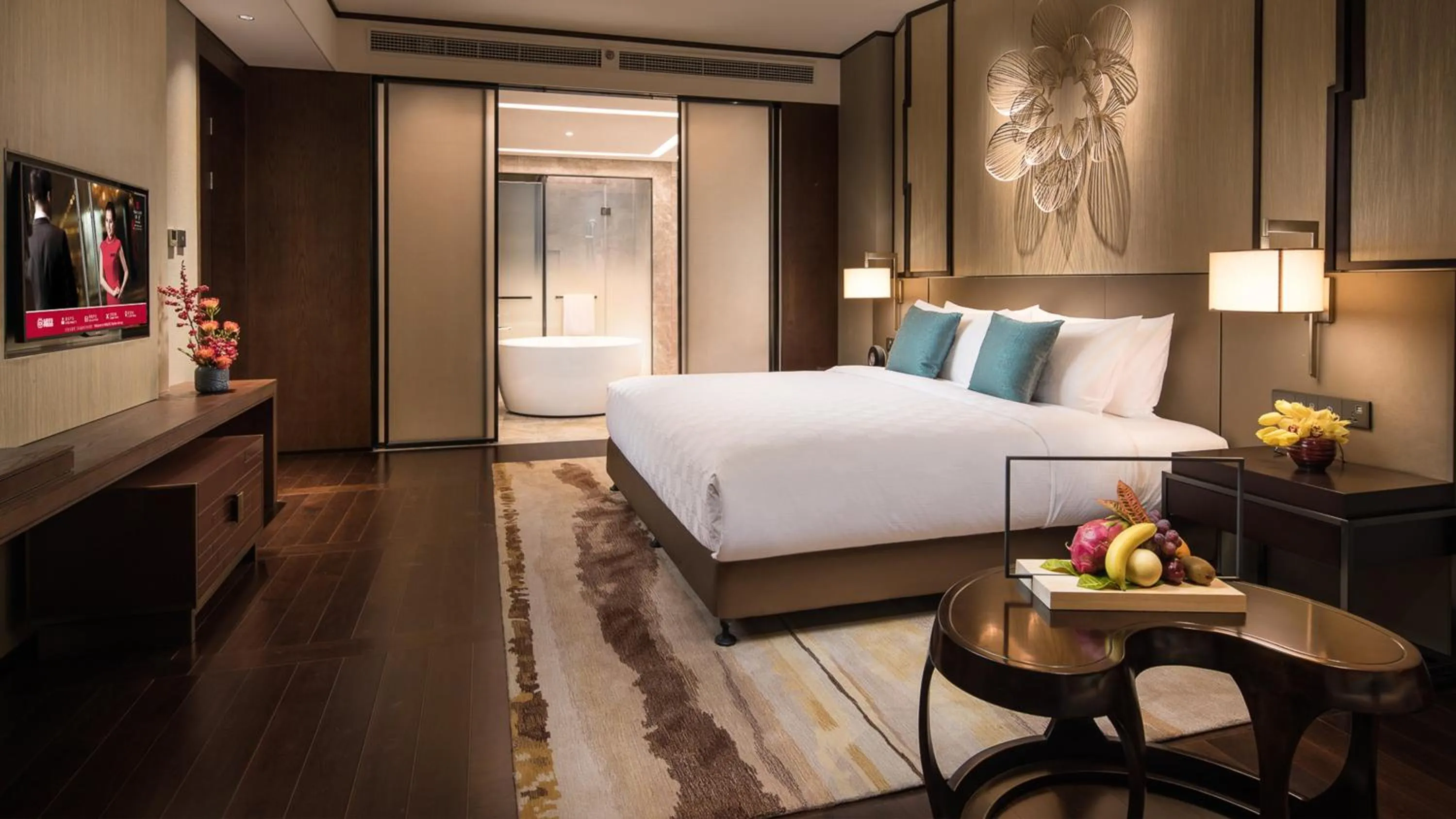 Photo of the whole room, Bed in HUALUXE Xiamen Haicang Habour View