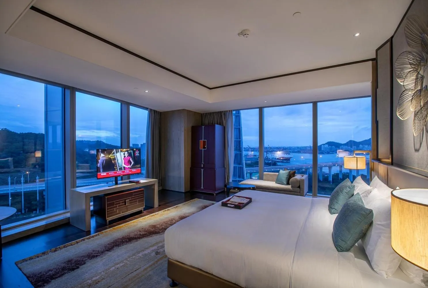 Property building, Bed in HUALUXE Xiamen Haicang Habour View