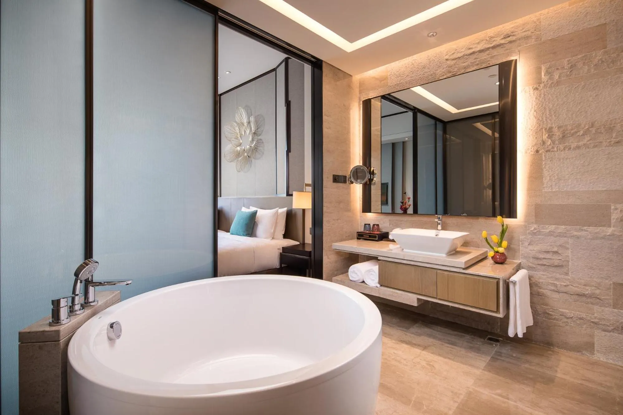 Bathroom, Bed in HUALUXE Xiamen Haicang Habour View