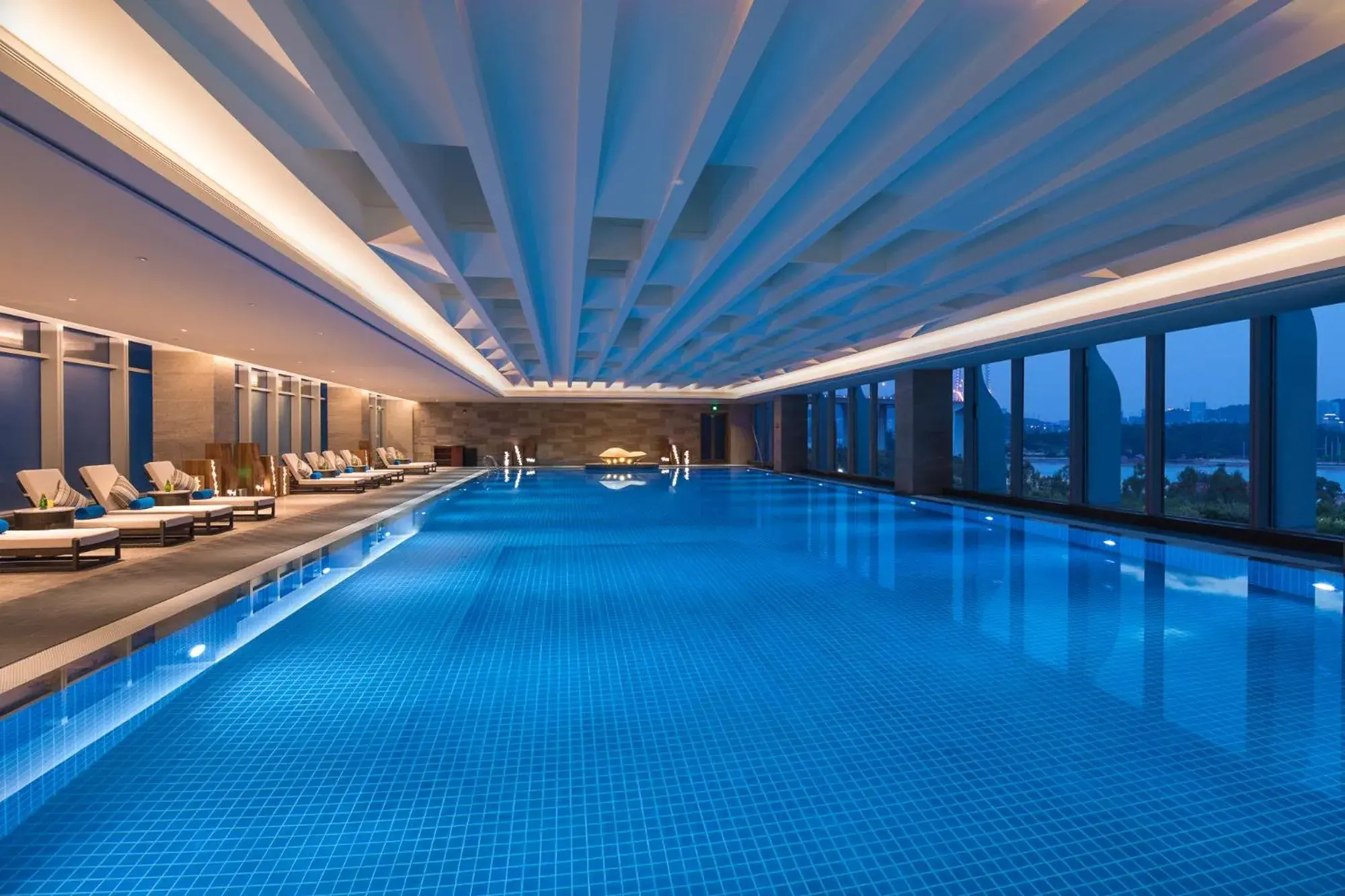 Pool view in HUALUXE Xiamen Haicang Habour View Pool view in HUALUXE Xiamen Haicang Habour View