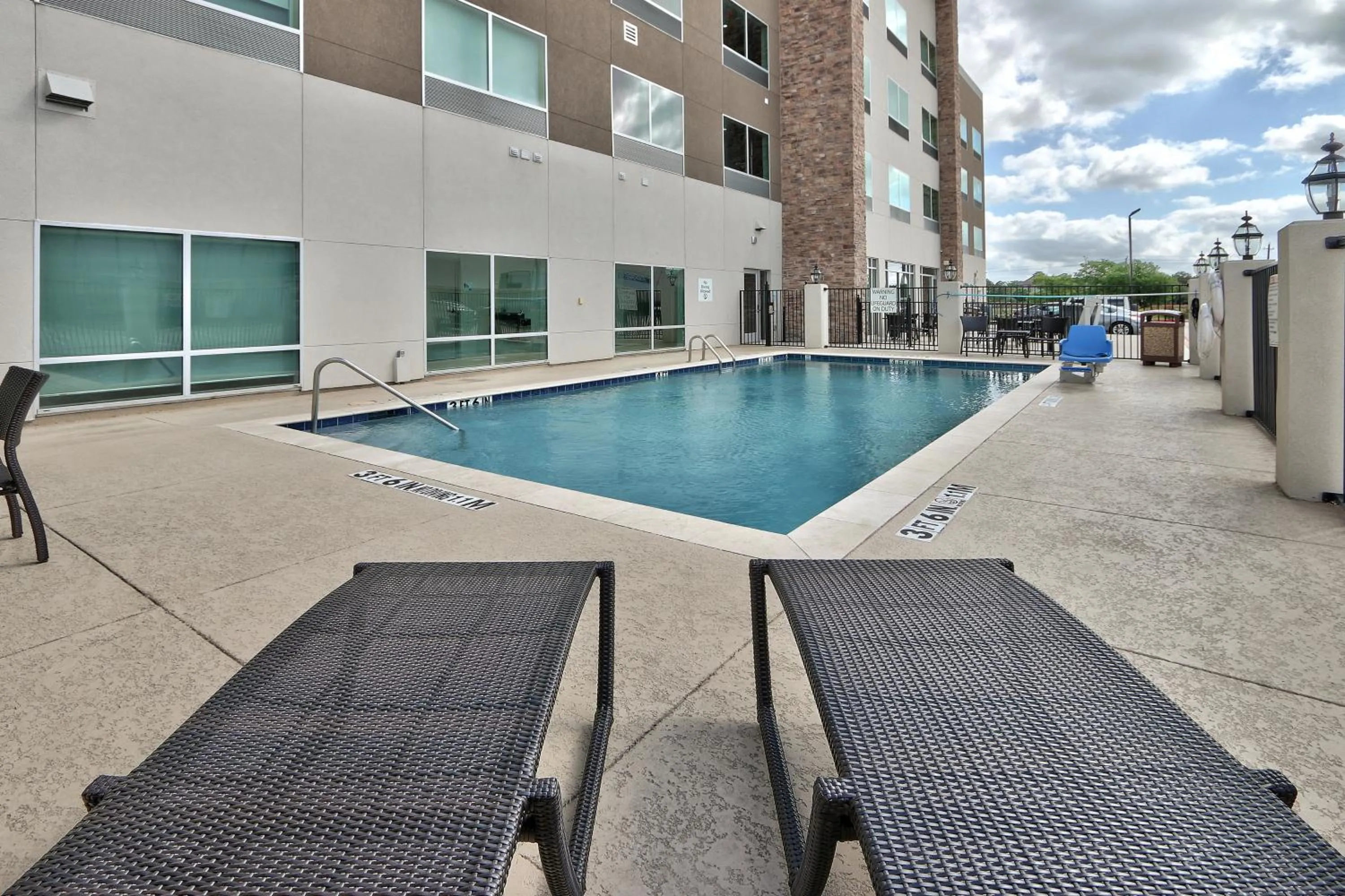 Swimming pool in Holiday Inn Express & Suites - Houston East - Beltway 8 by IHG