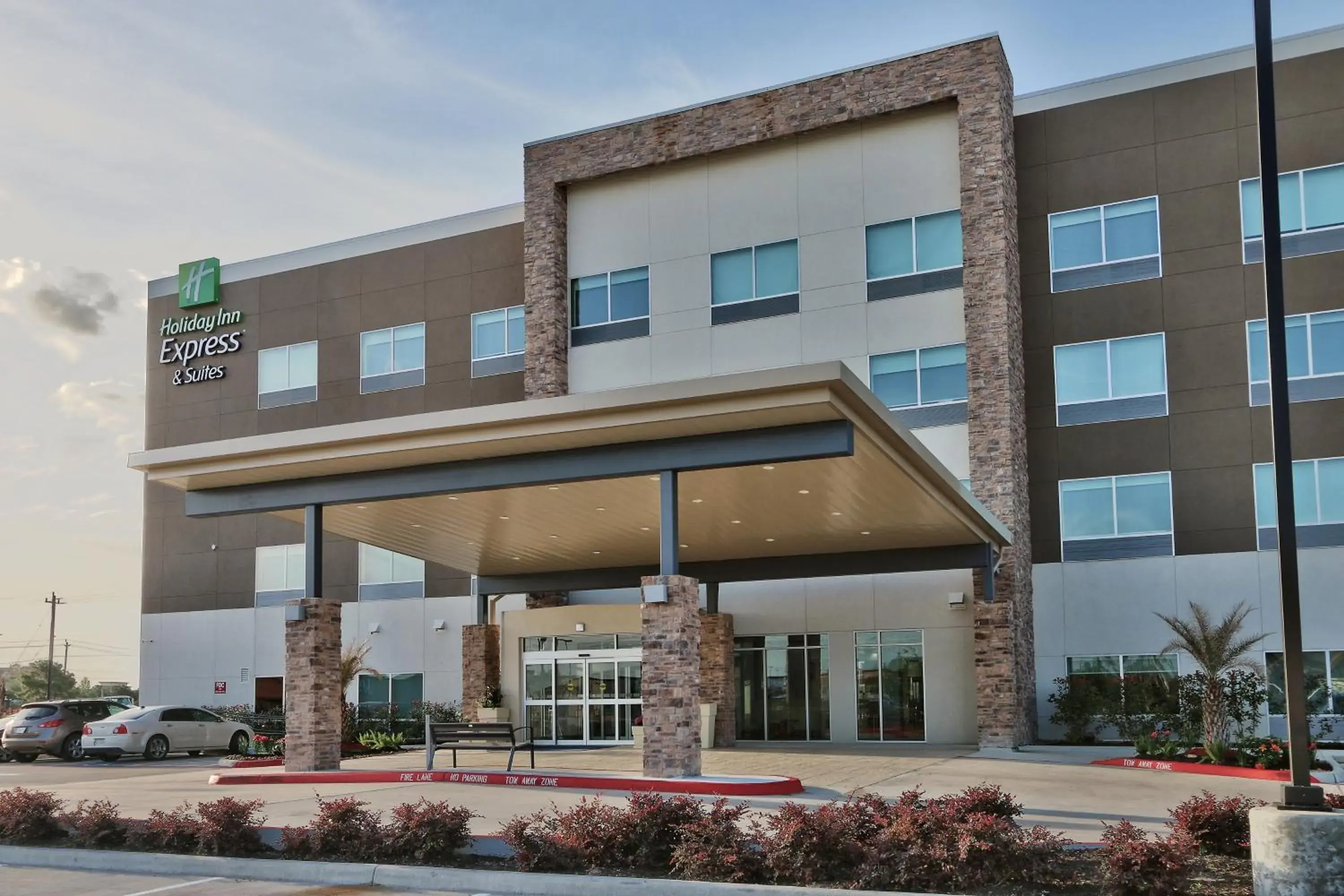 Property building in Holiday Inn Express & Suites - Houston East - Beltway 8 by IHG Property building in Holiday Inn Express & Suites - Houston East - Beltway 8 by IHG