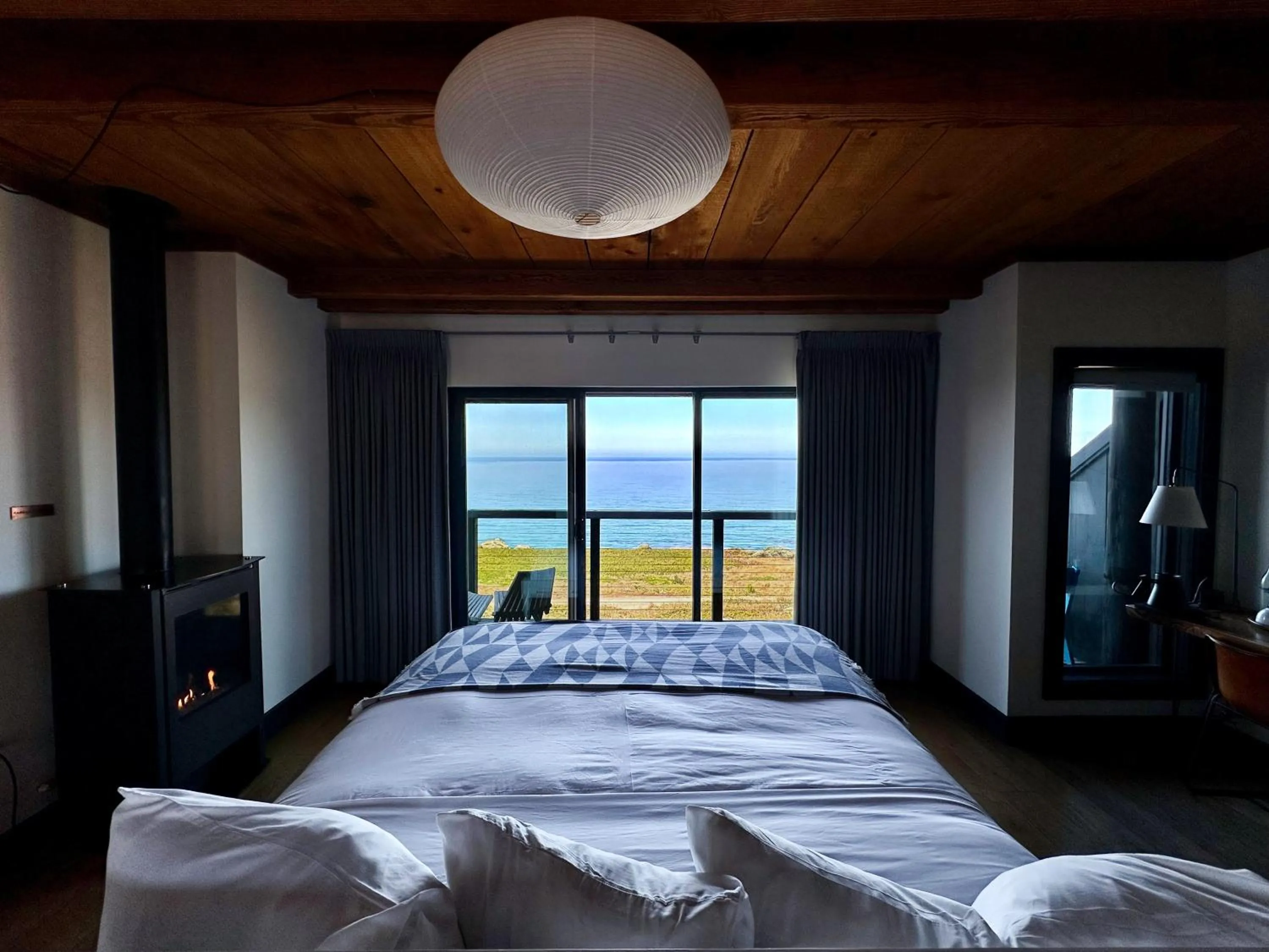 Sea view, Bed in Timber Cove Resort