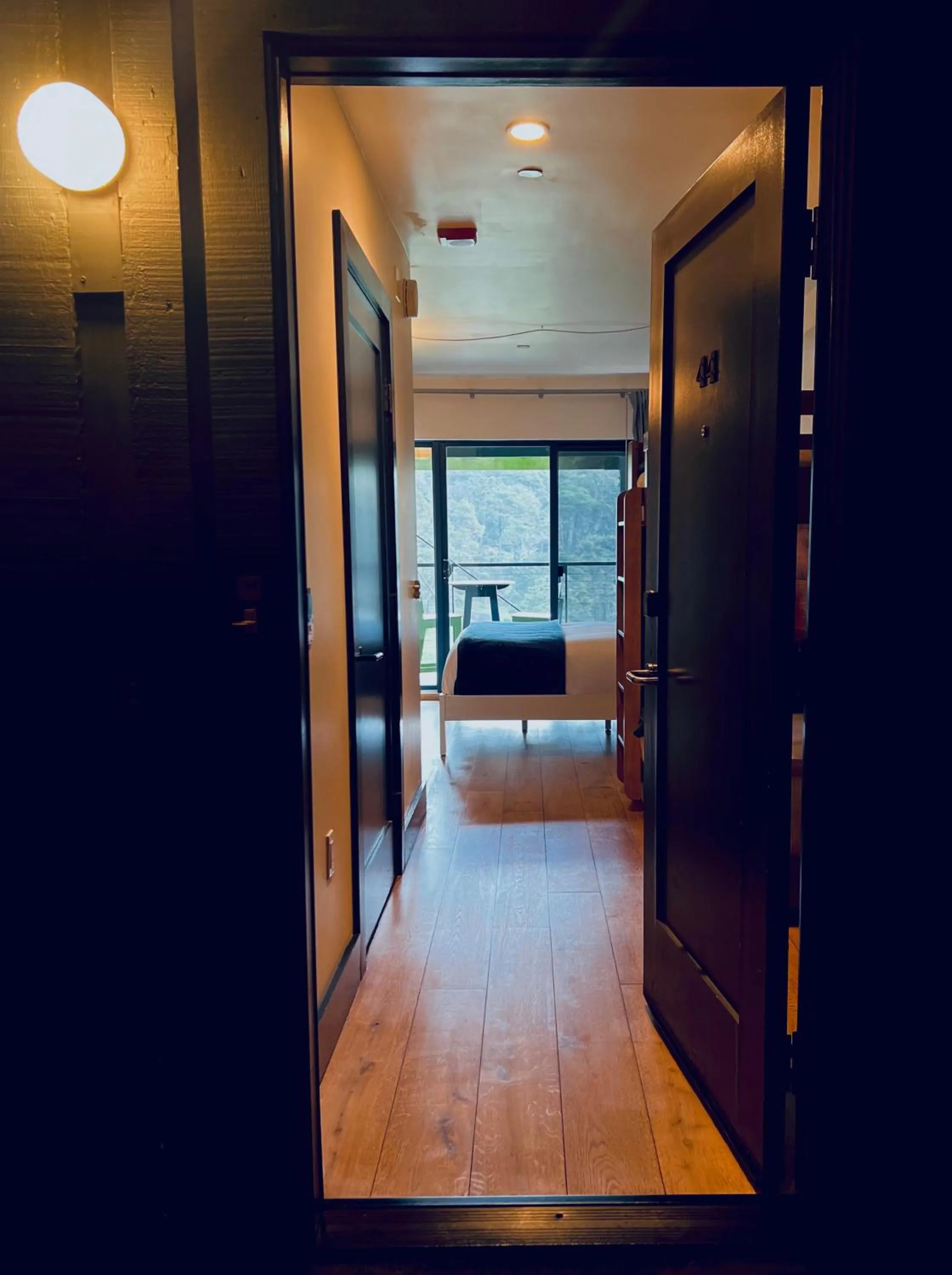 Facade/entrance, Bed in Timber Cove Resort