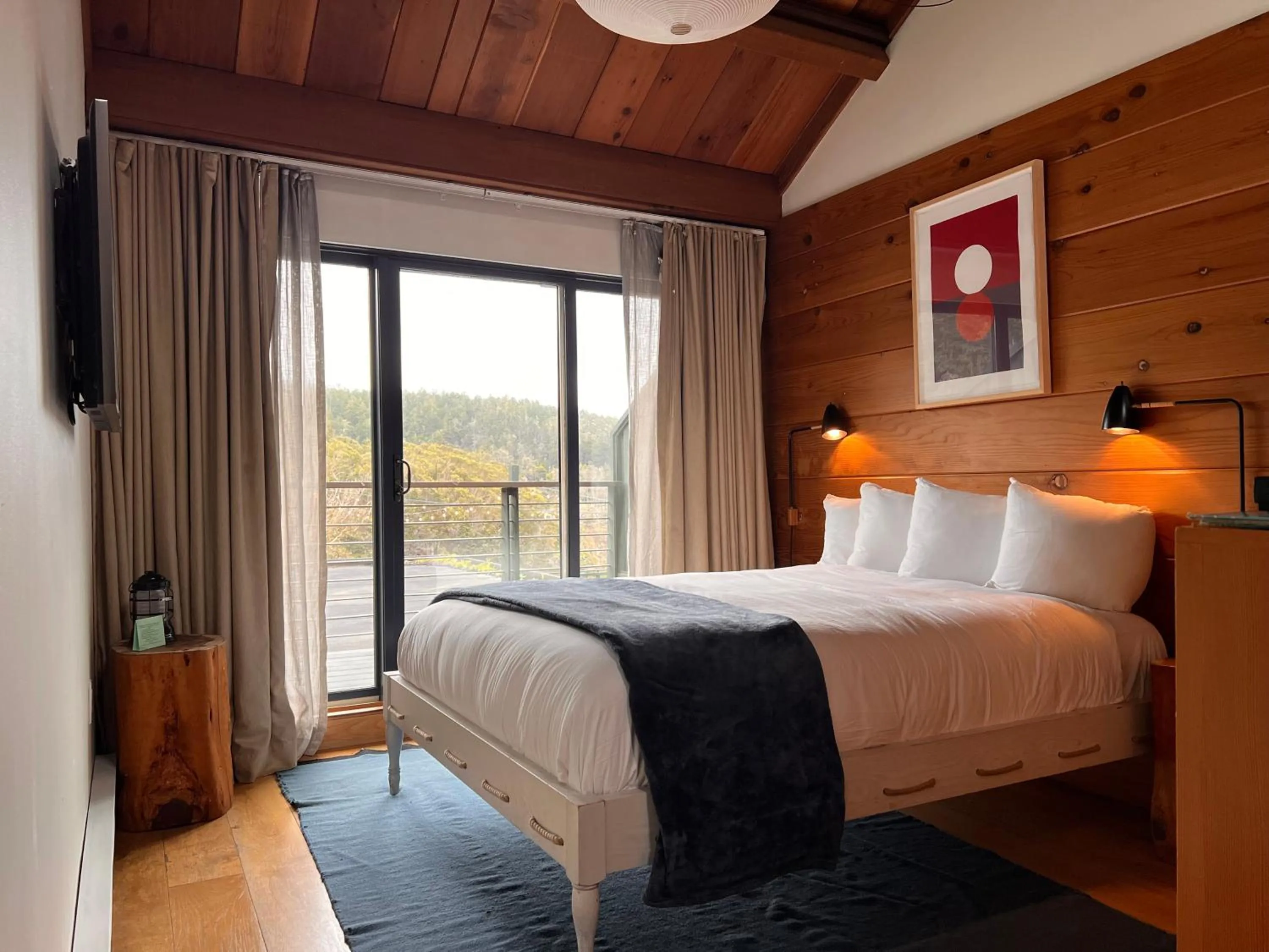 Bed in Timber Cove Resort