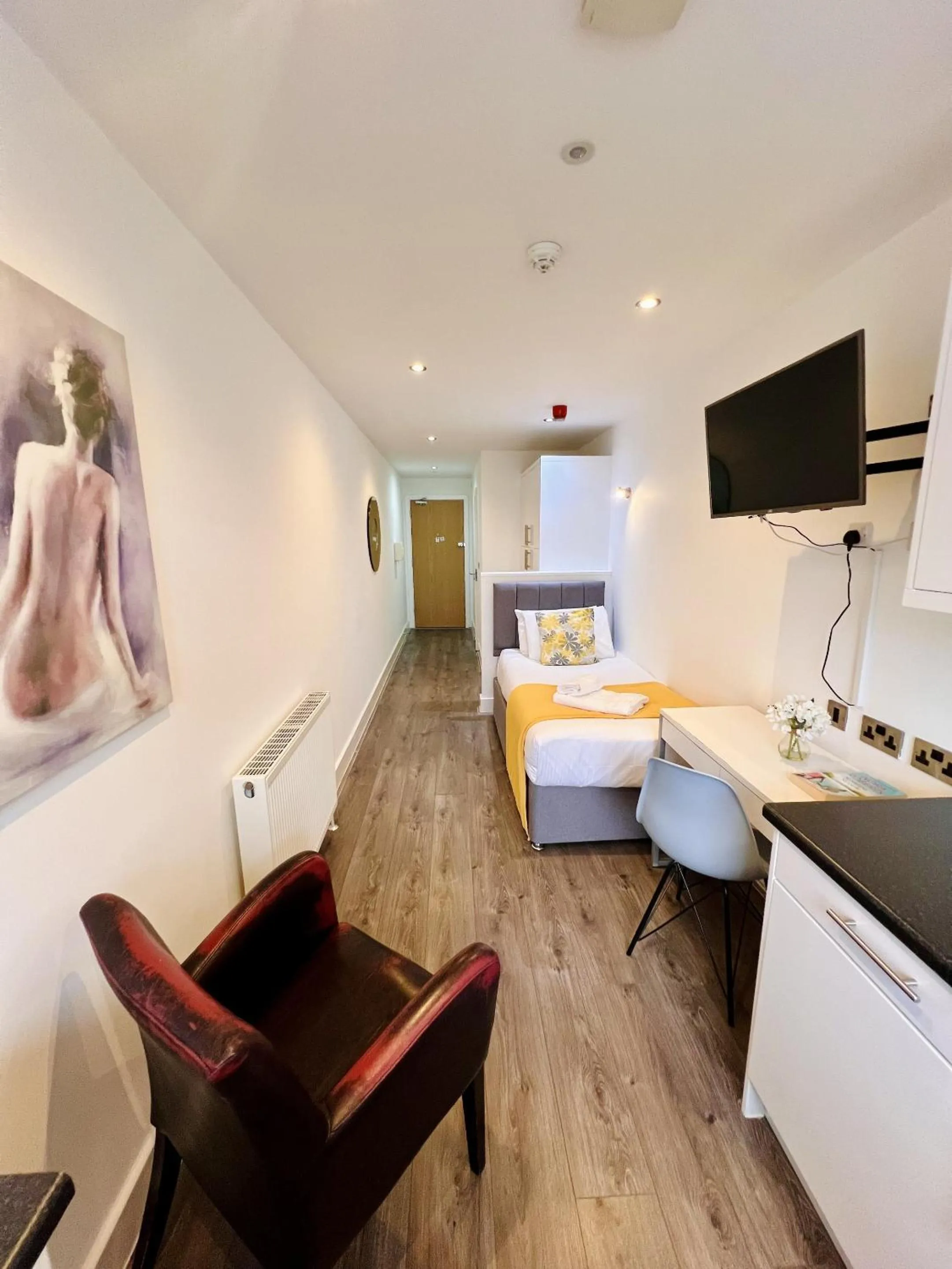 Bathroom, Bed in Fox House Studios, City centre Aparthotel