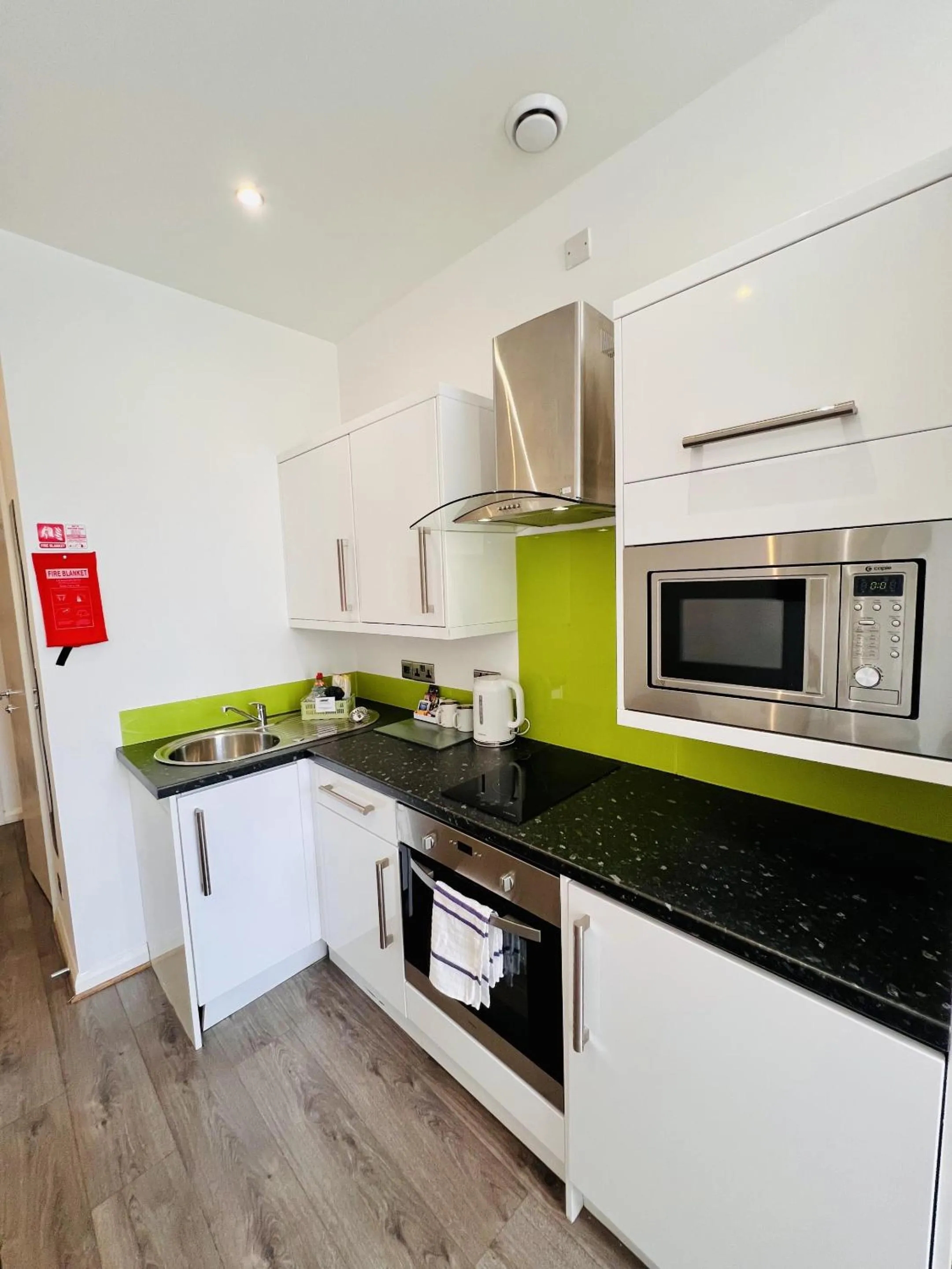 Kitchen or kitchenette in Fox House Studios, City centre Aparthotel