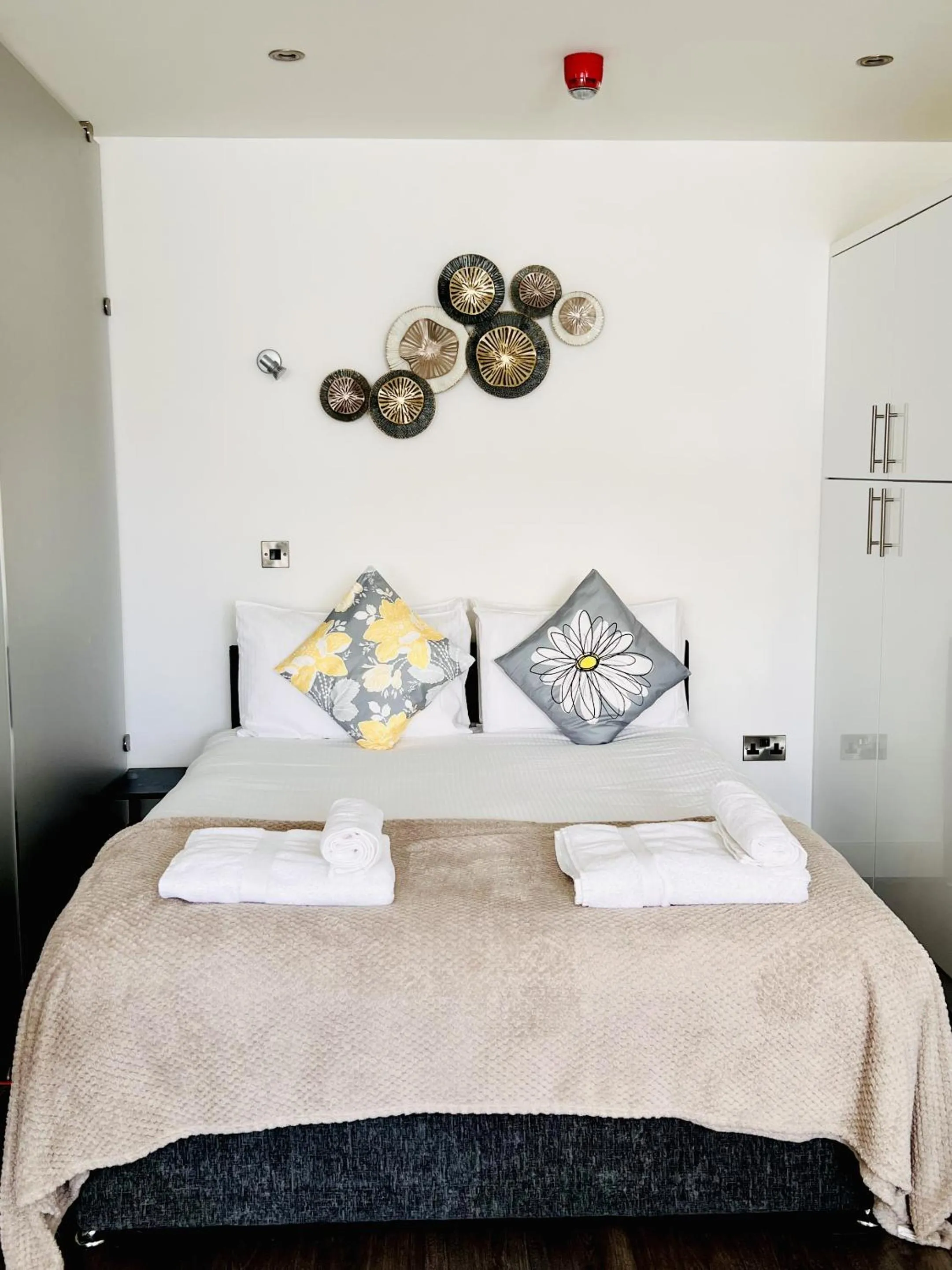 Bedroom, Bed in Fox House Studios, City centre Aparthotel