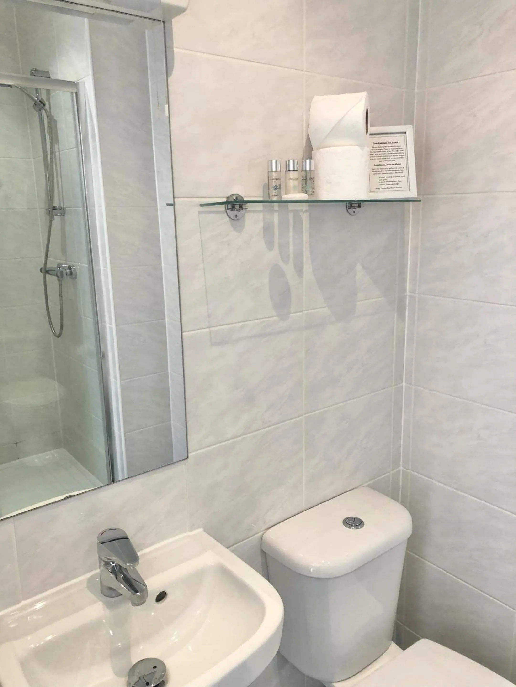 Bathroom in Fox House Studios, City centre Aparthotel