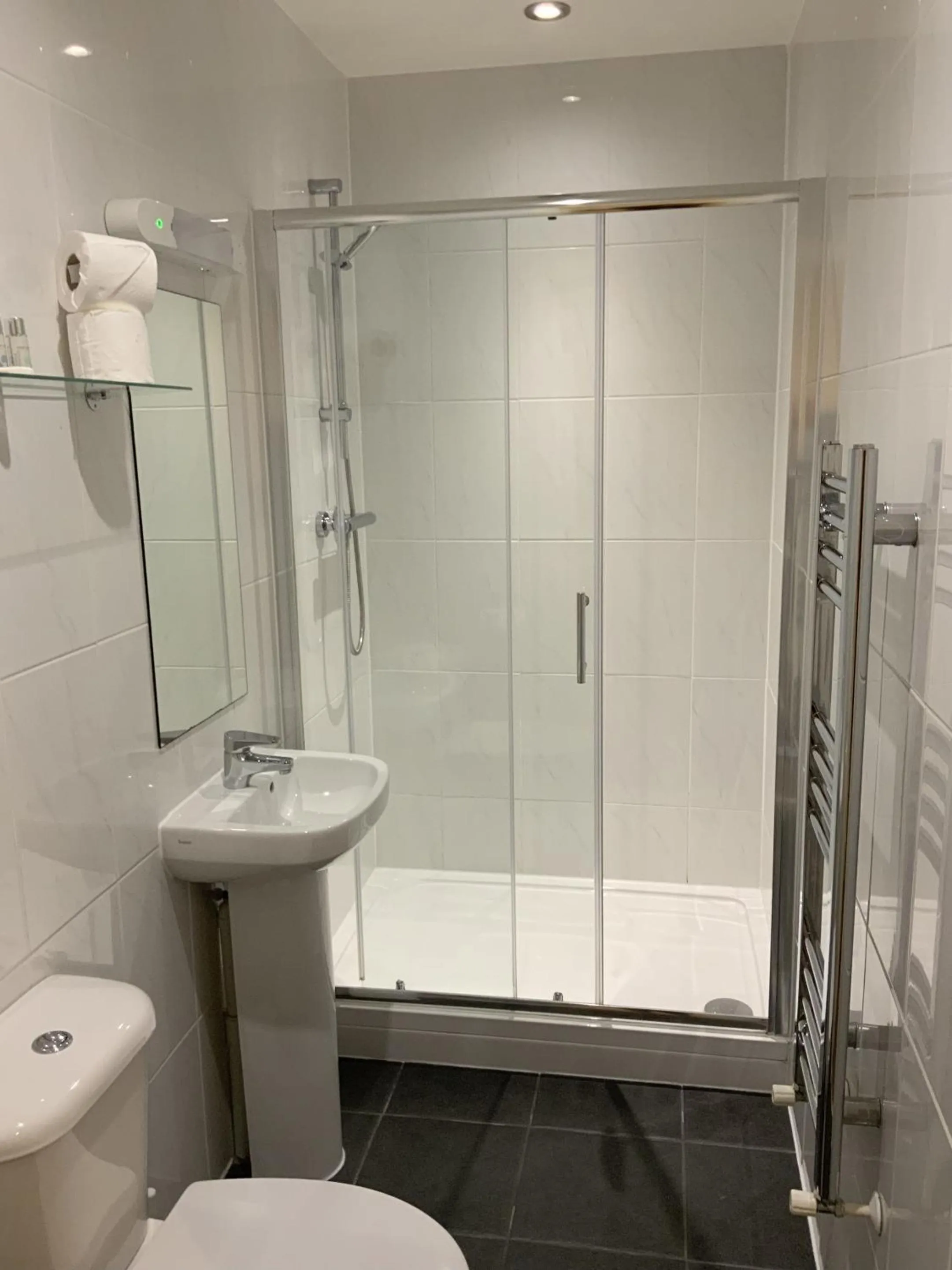 Bathroom in Fox House Studios, City centre Aparthotel