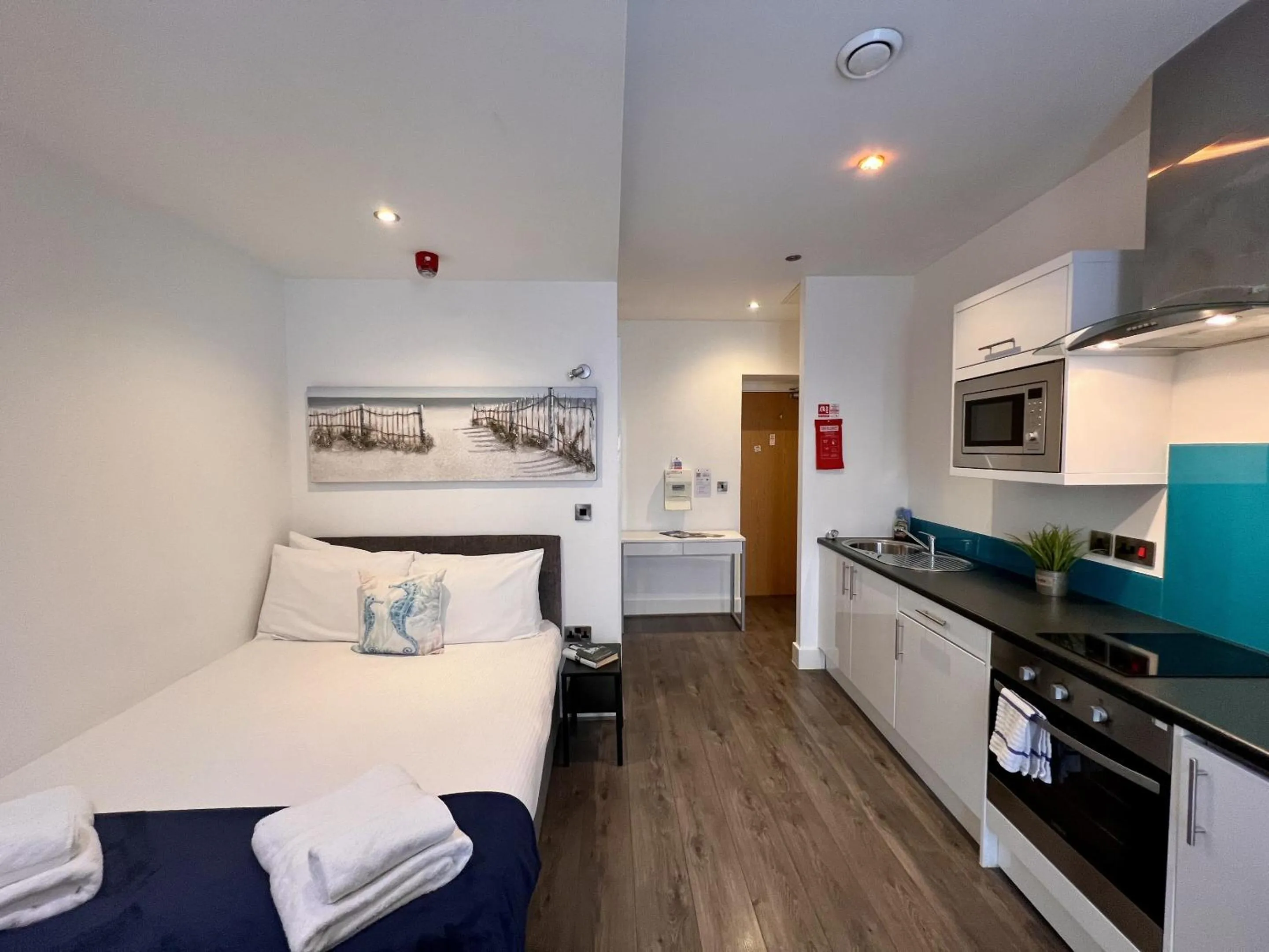 Bedroom, Bed in Fox House Studios, City centre Aparthotel