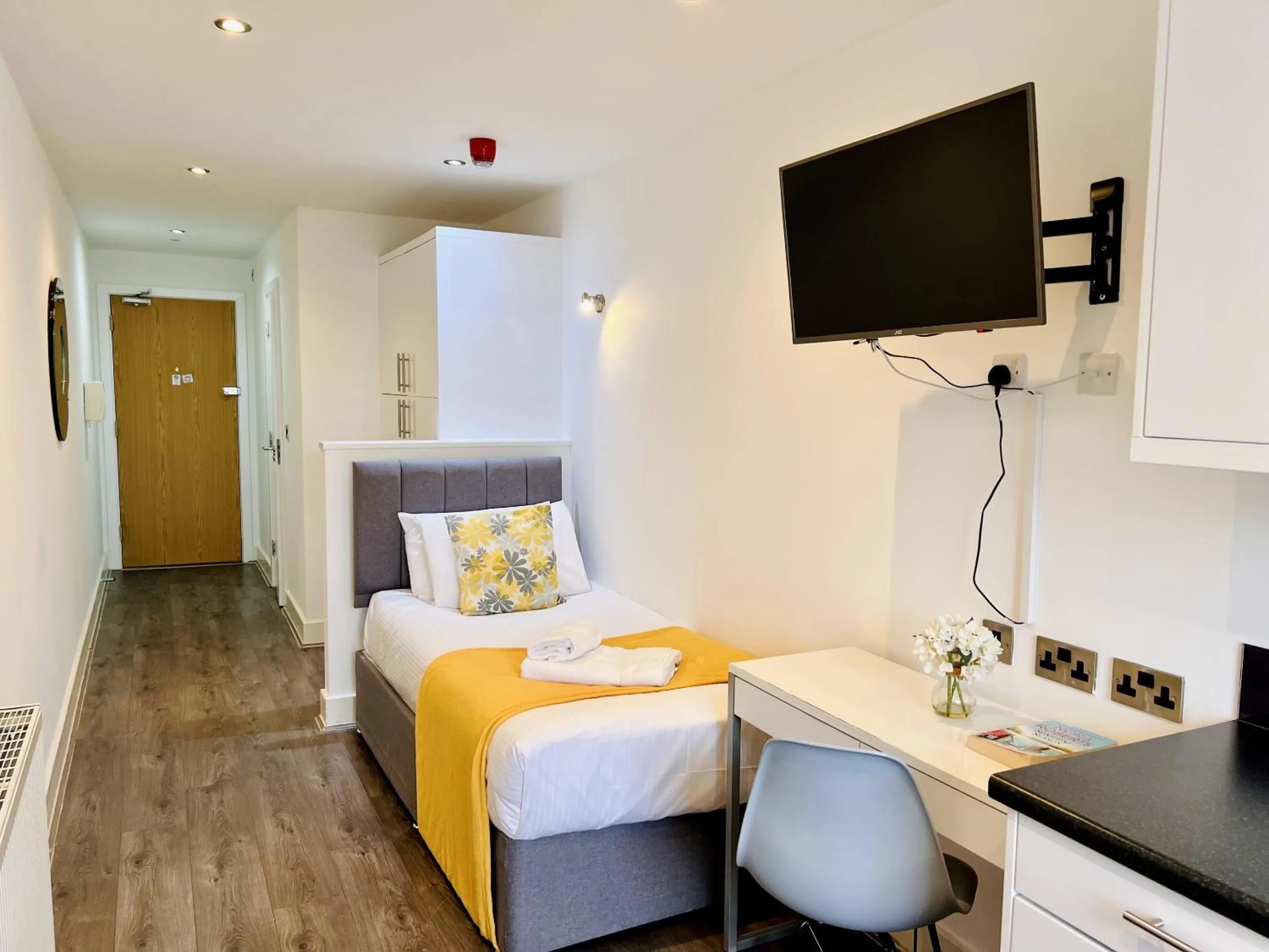 Bathroom, Bed in Fox House Studios, City centre Aparthotel