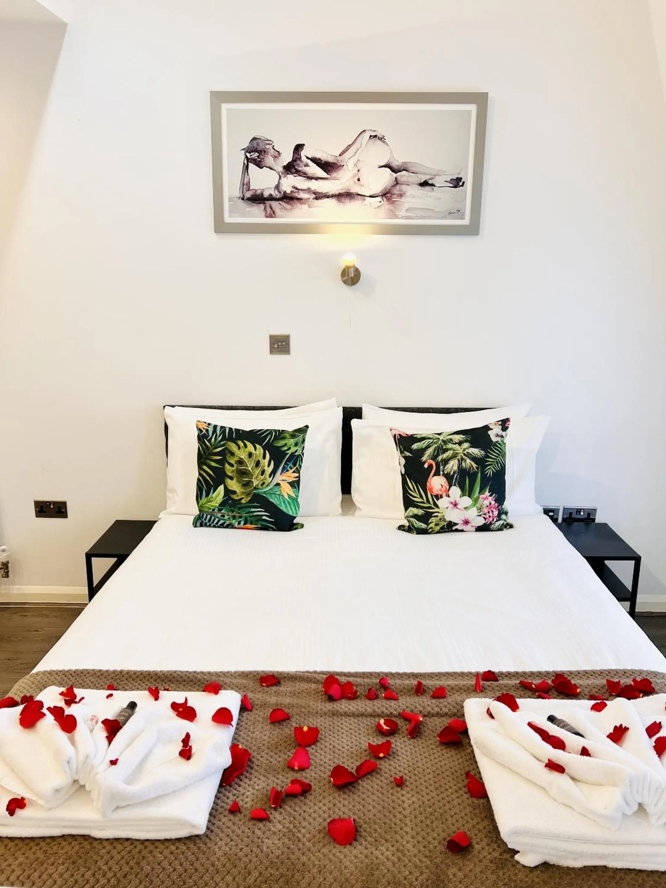 Bedroom, Bed in Fox House, Studio Apartments