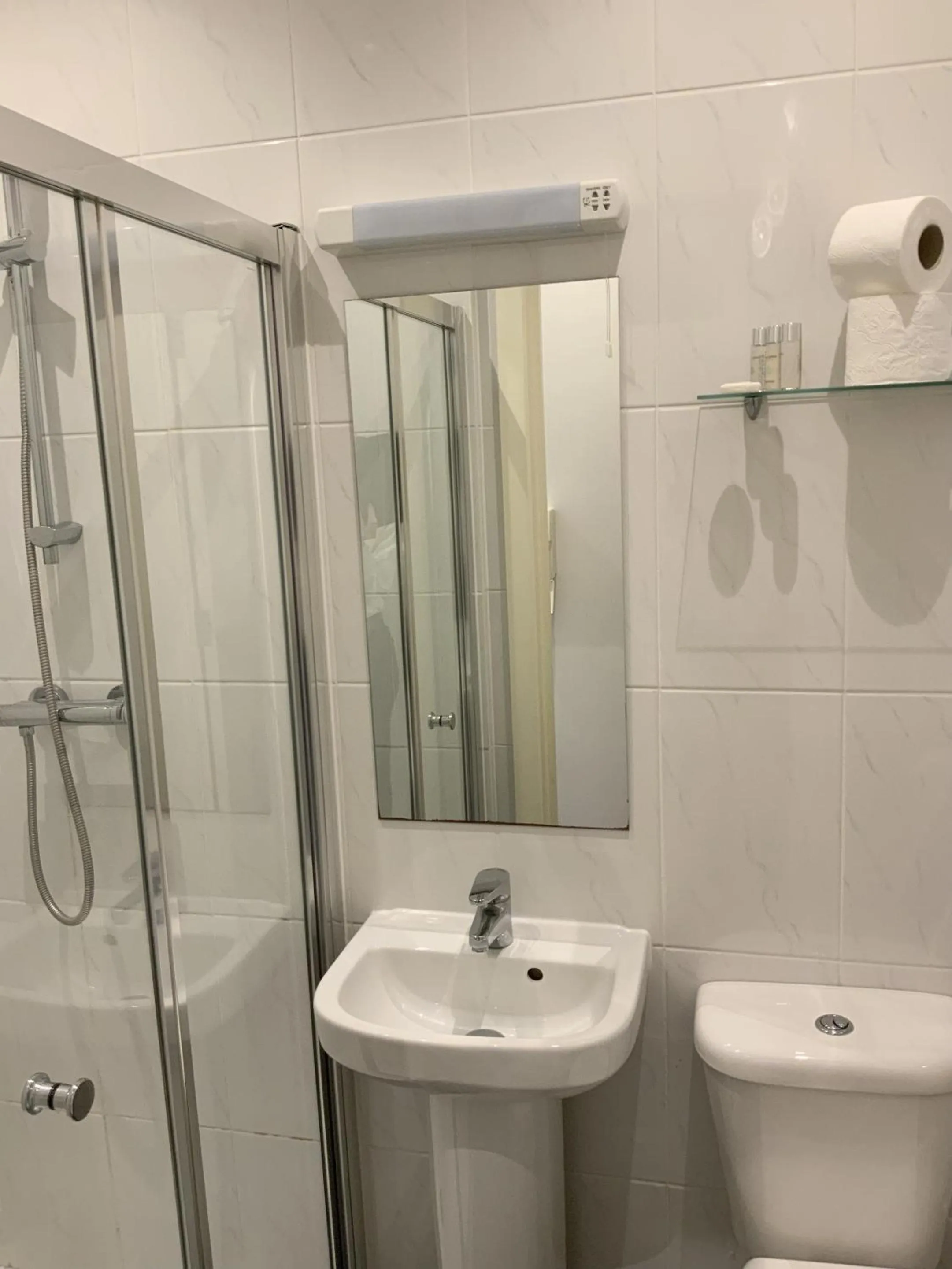 Bathroom in Fox House Studios, City centre Aparthotel