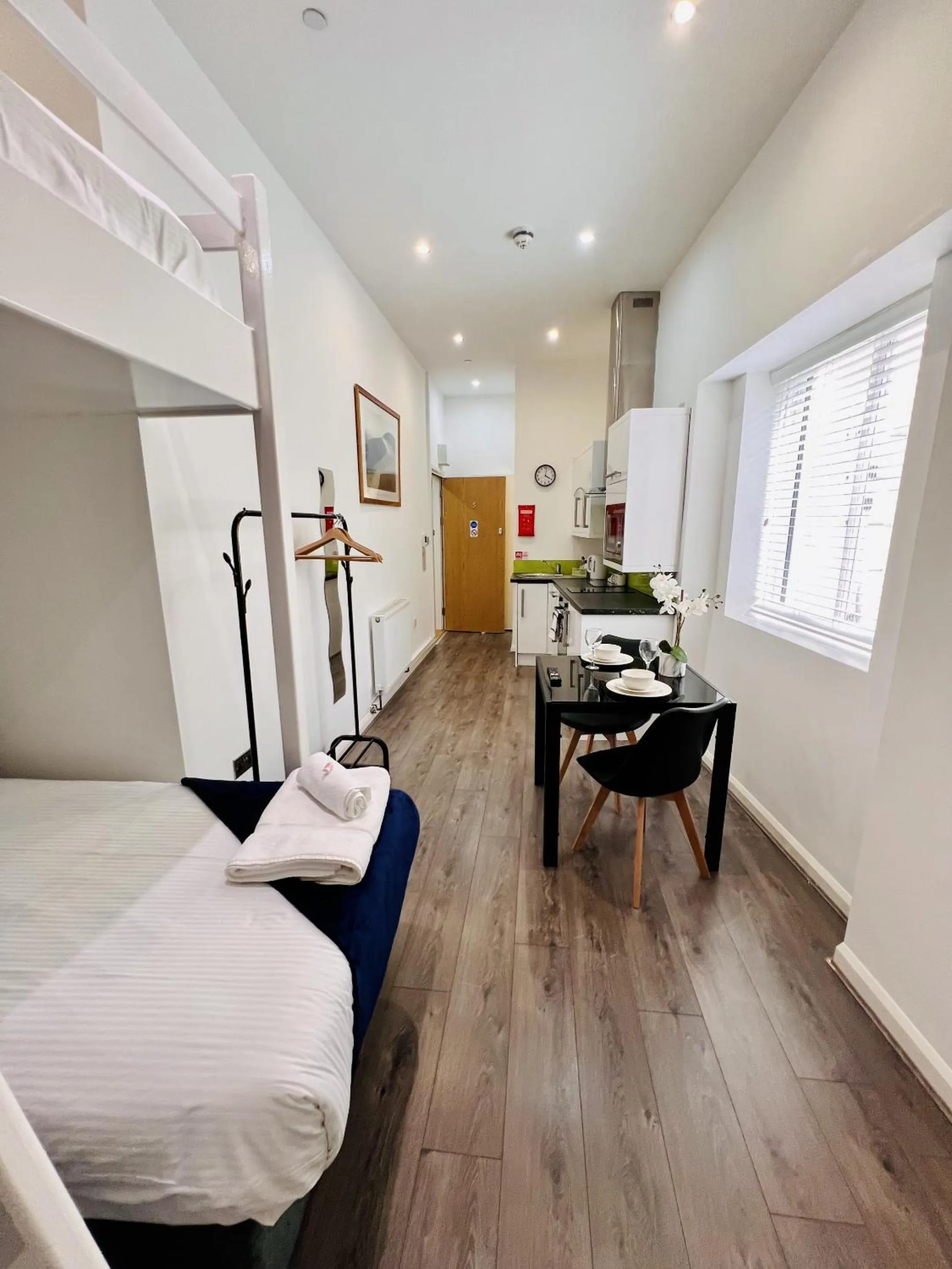 Bedroom, Bed in Fox House Studios, City centre Aparthotel