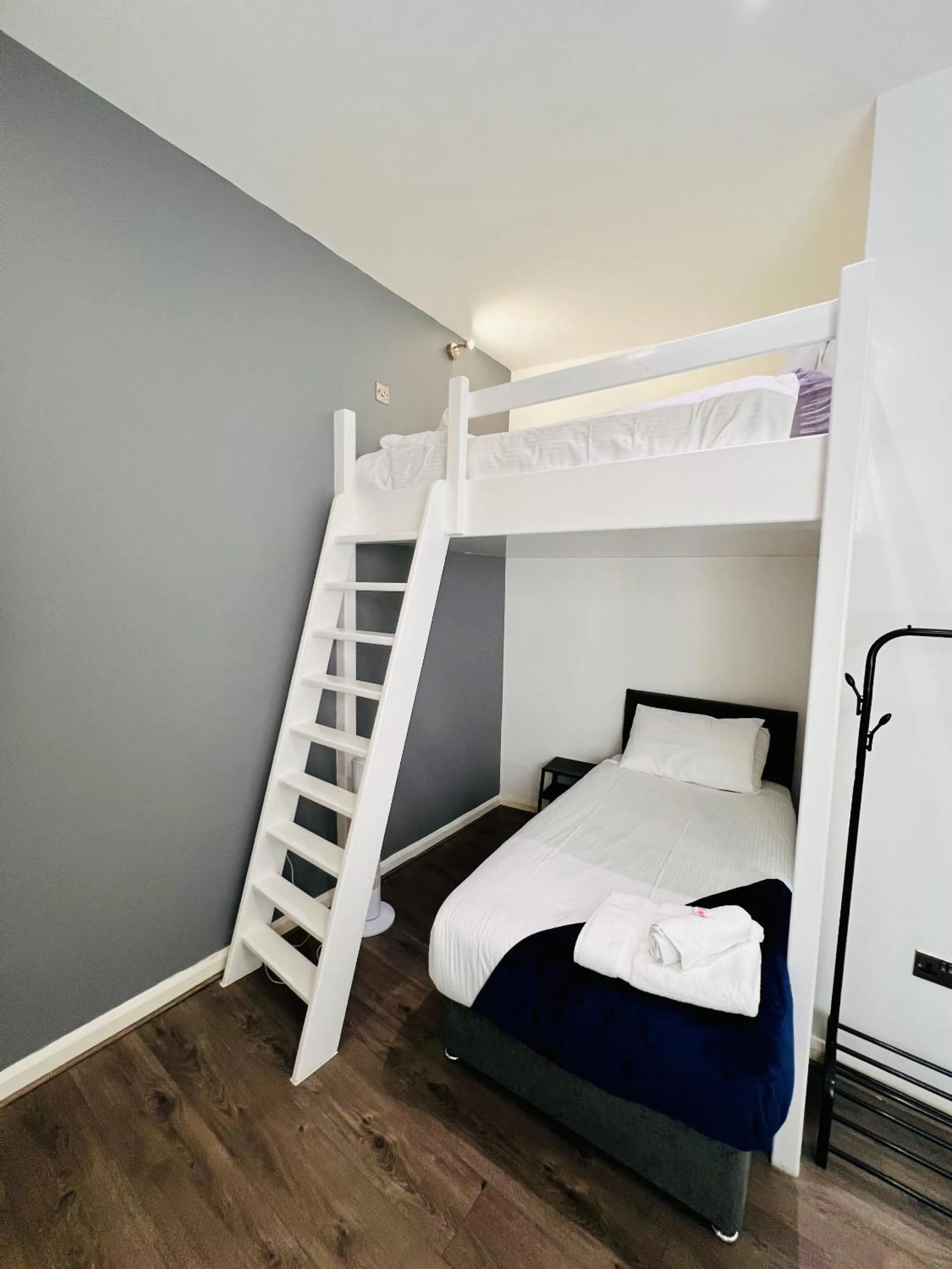 Bedroom, Bed in Fox House Studios, City centre Aparthotel