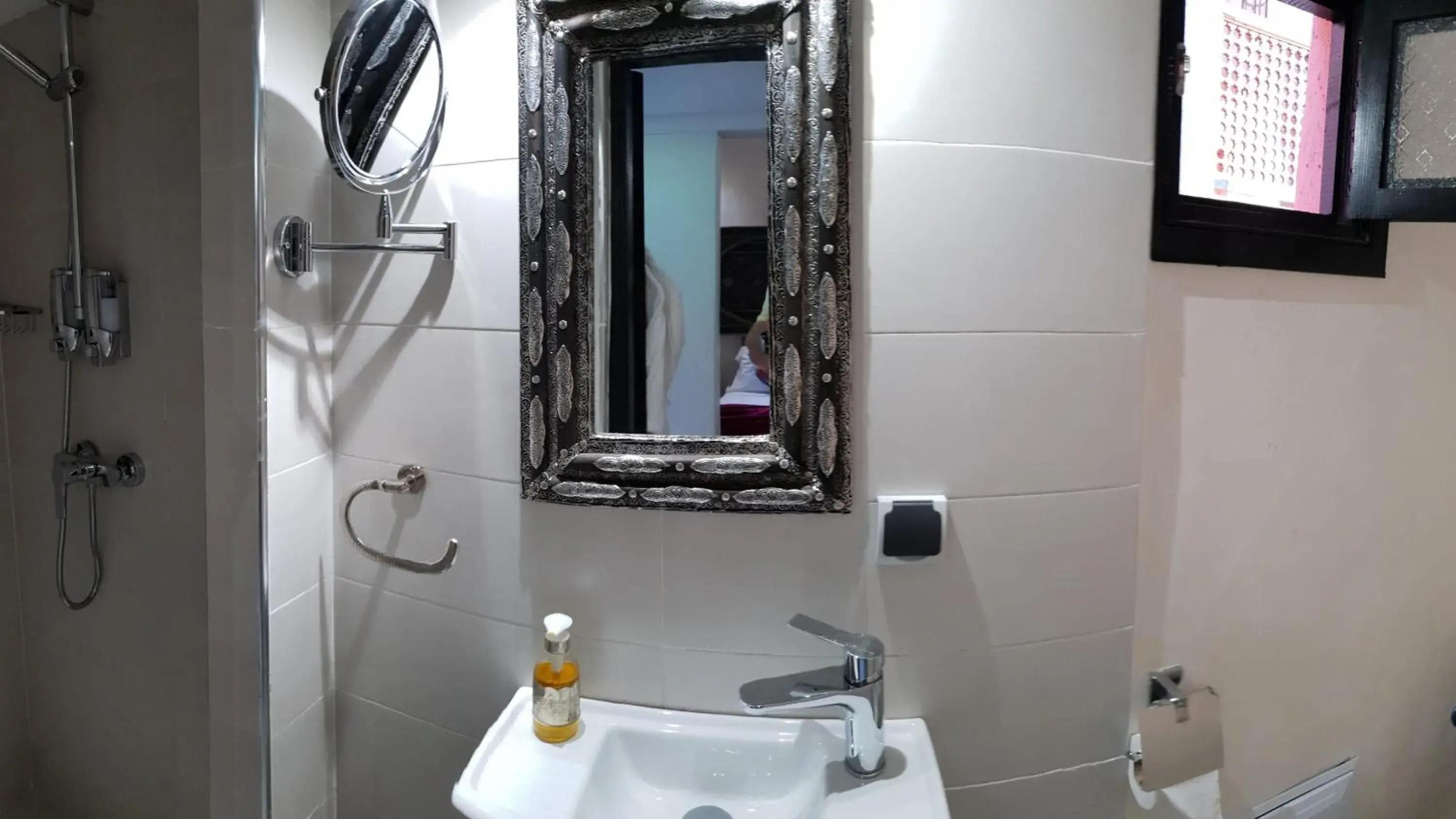 Shower in Riad Africa - Marrakech Medina Maison d'Hote Shower in Riad Africa - Marrakech Medina Maison d'Hote