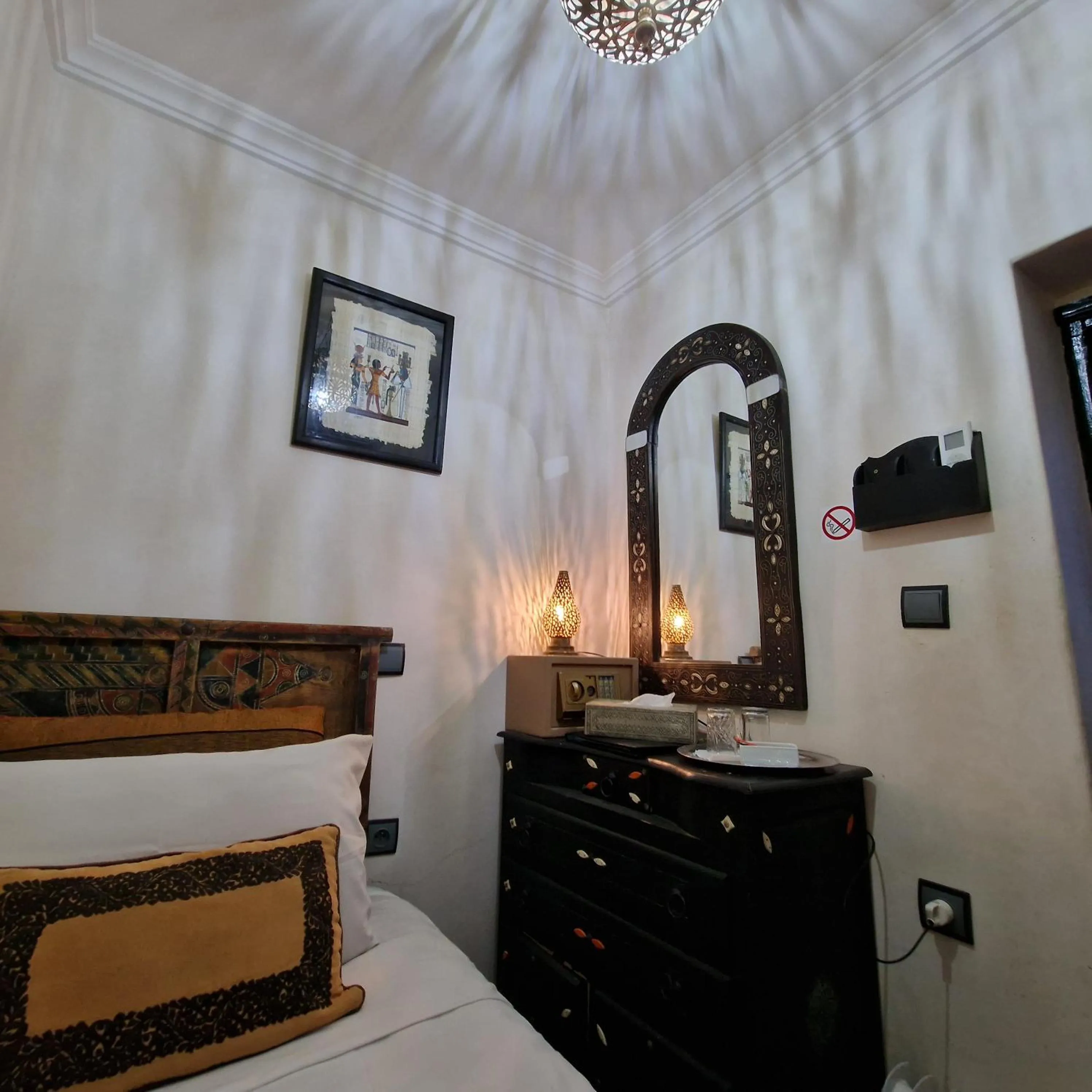 Bed in Riad Africa - Marrakech Medina Maison d'Hote