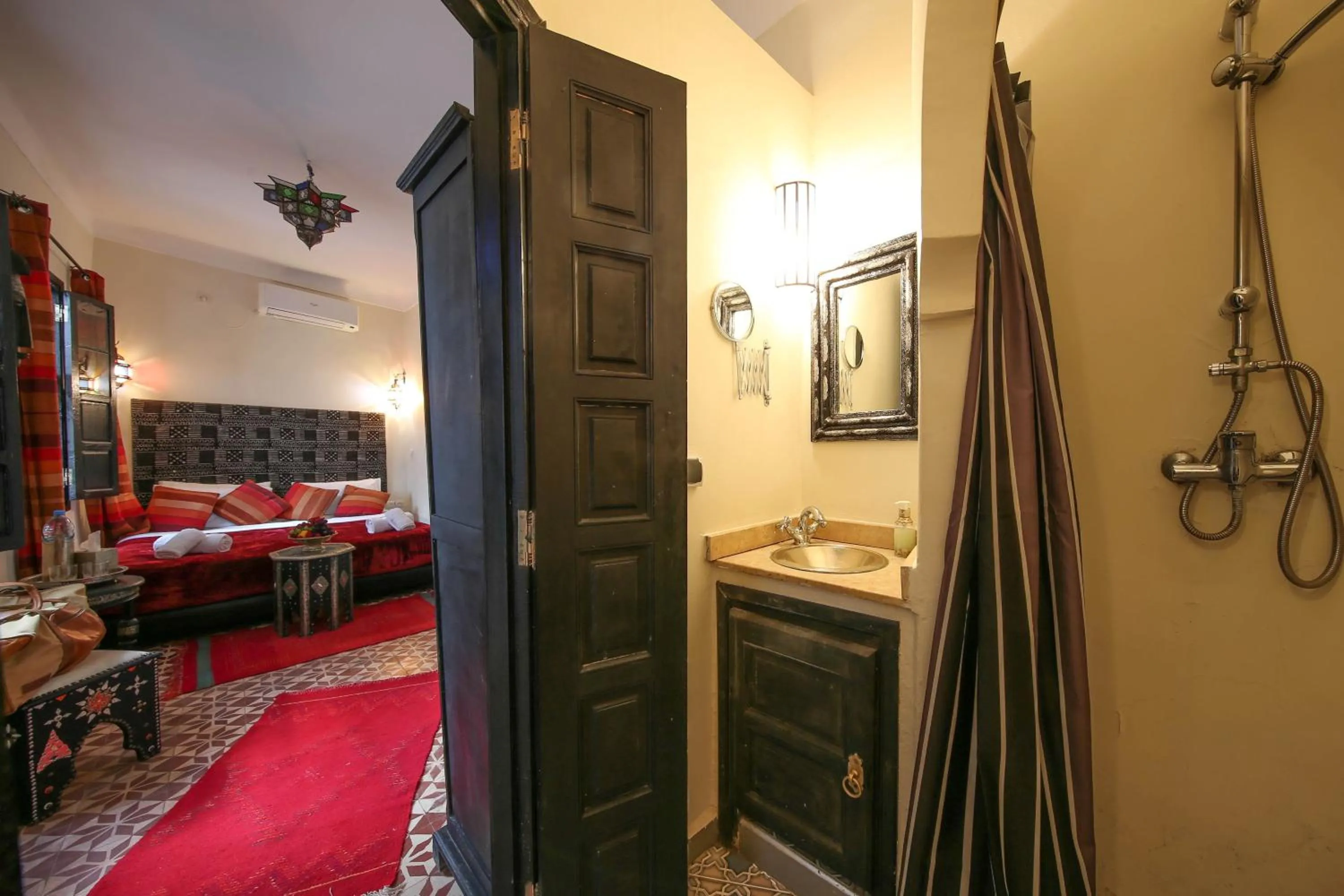 Bathroom, Bed in Riad Africa - Marrakech Medina Maison d'Hote