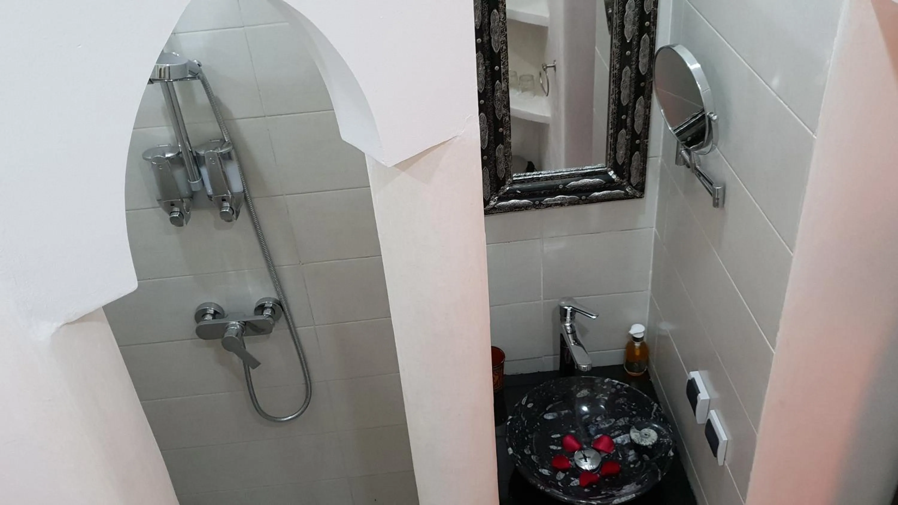 Shower in Riad Africa - Marrakech Medina Maison d'Hote