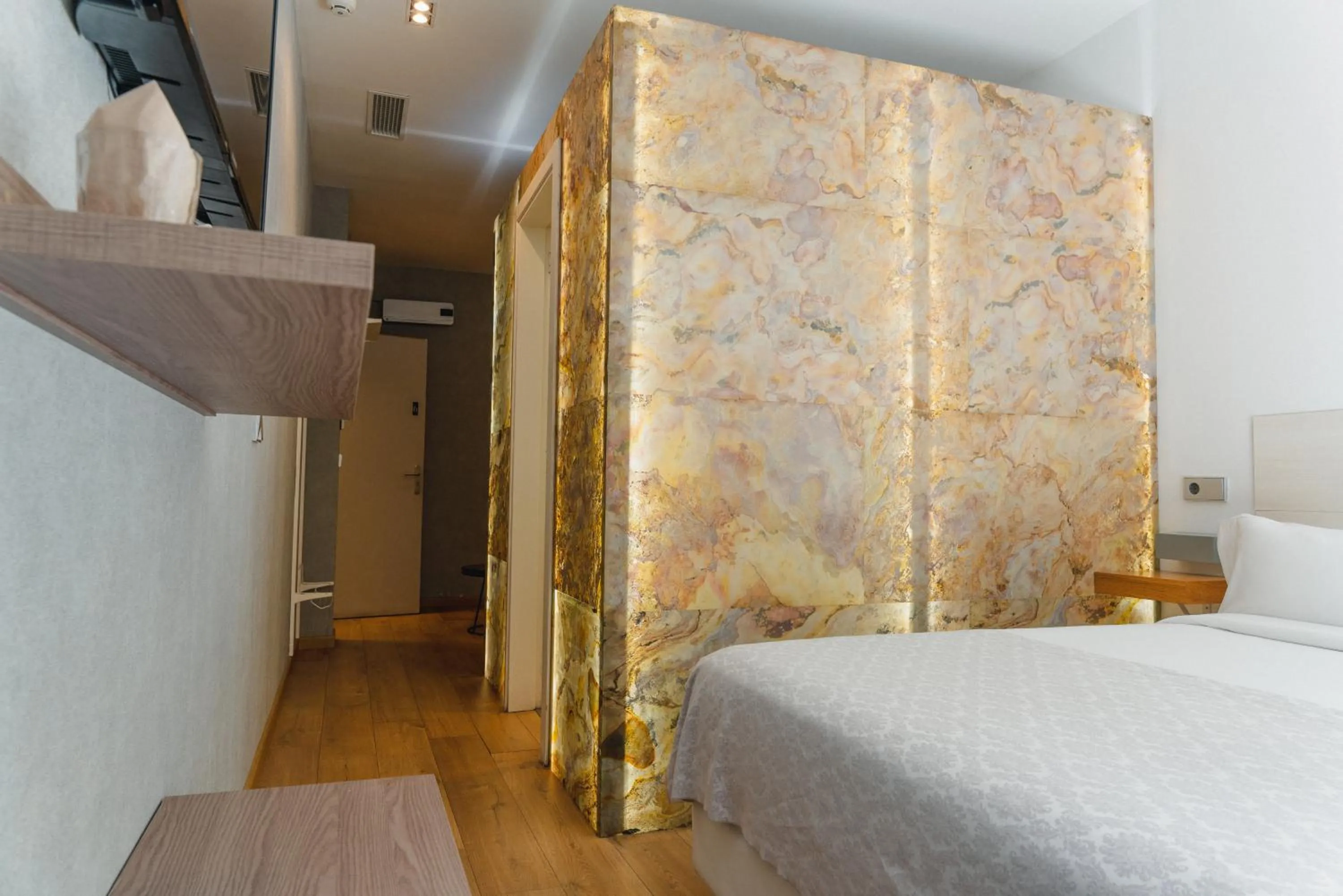 Toilet, Bed in Cosmopolitan Boutique Rambla