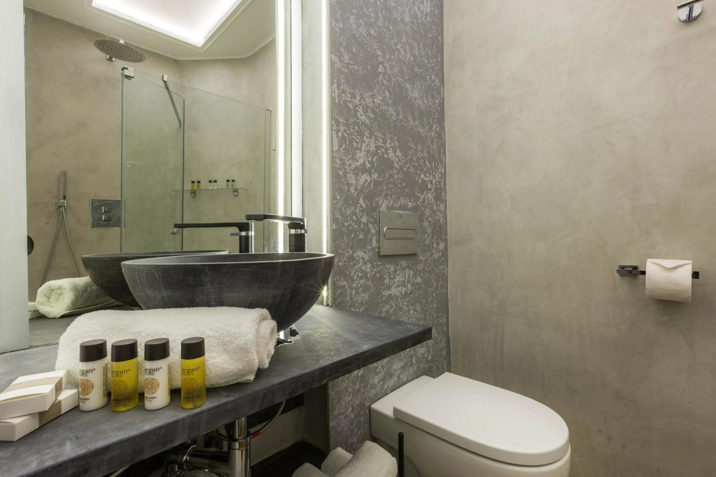 Shower in Cosmopolitan Boutique Rambla