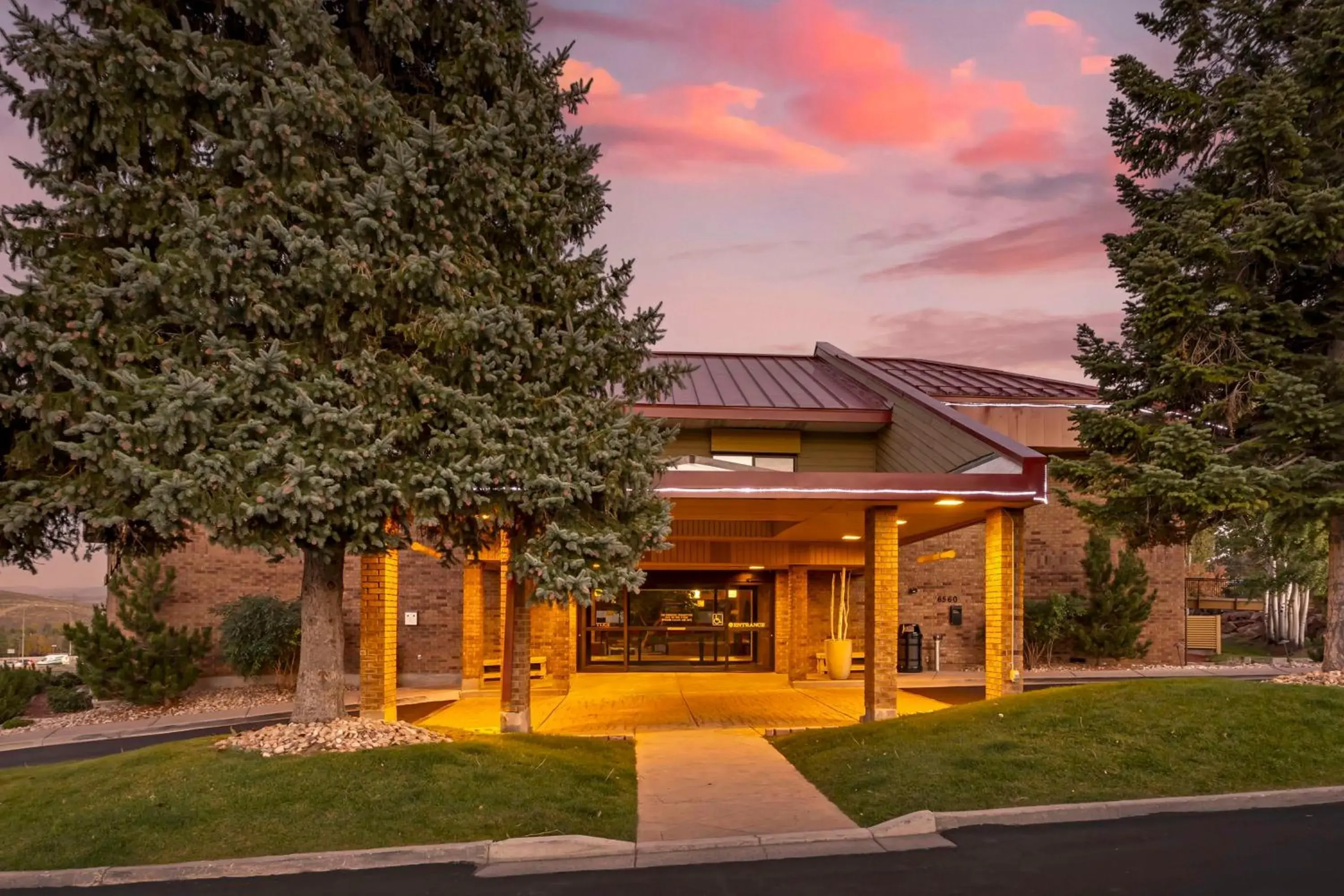 Property building in Best Western Plus Landmark Inn Property building in Best Western Plus Landmark Inn