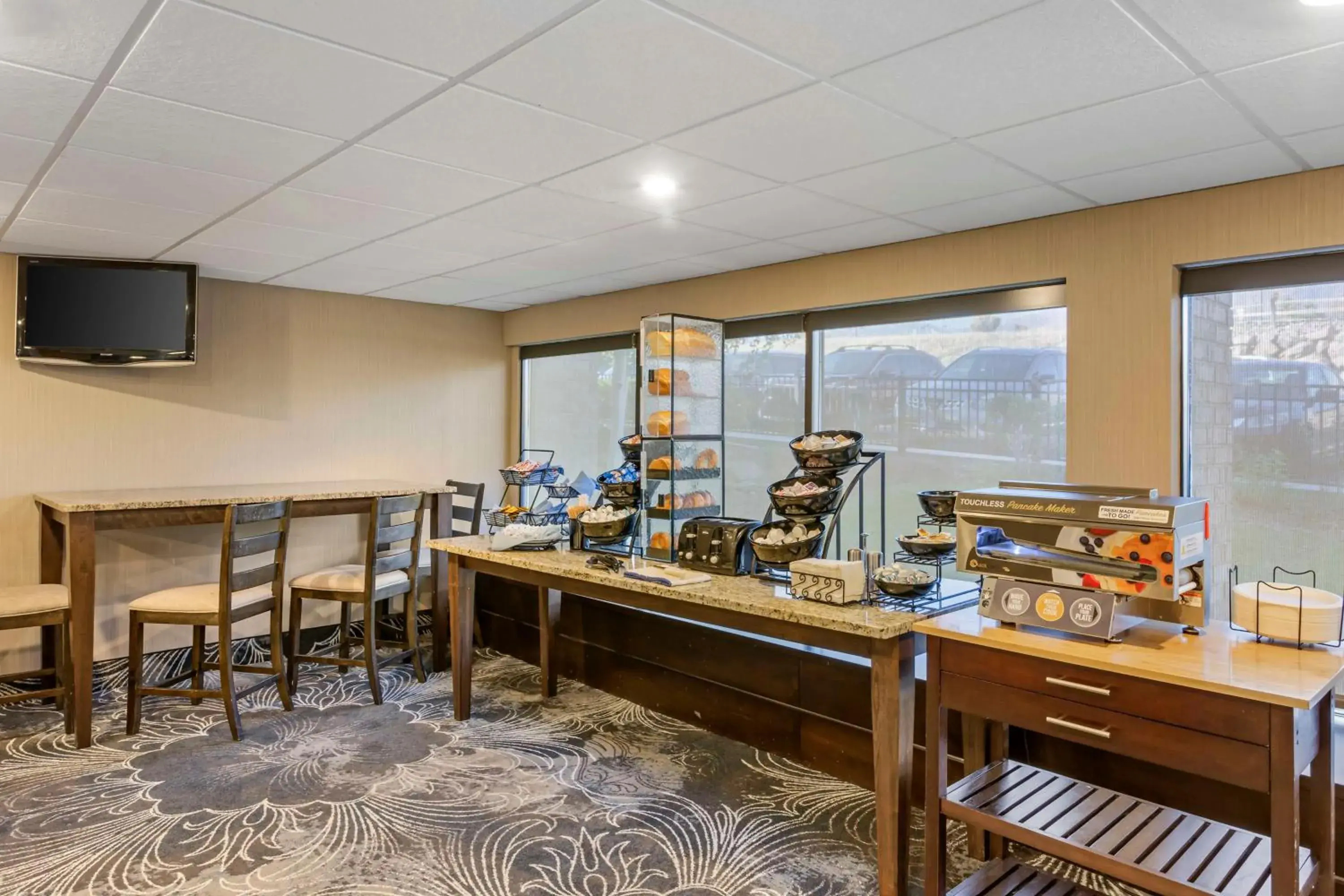 Breakfast in Best Western Plus Landmark Inn Breakfast in Best Western Plus Landmark Inn