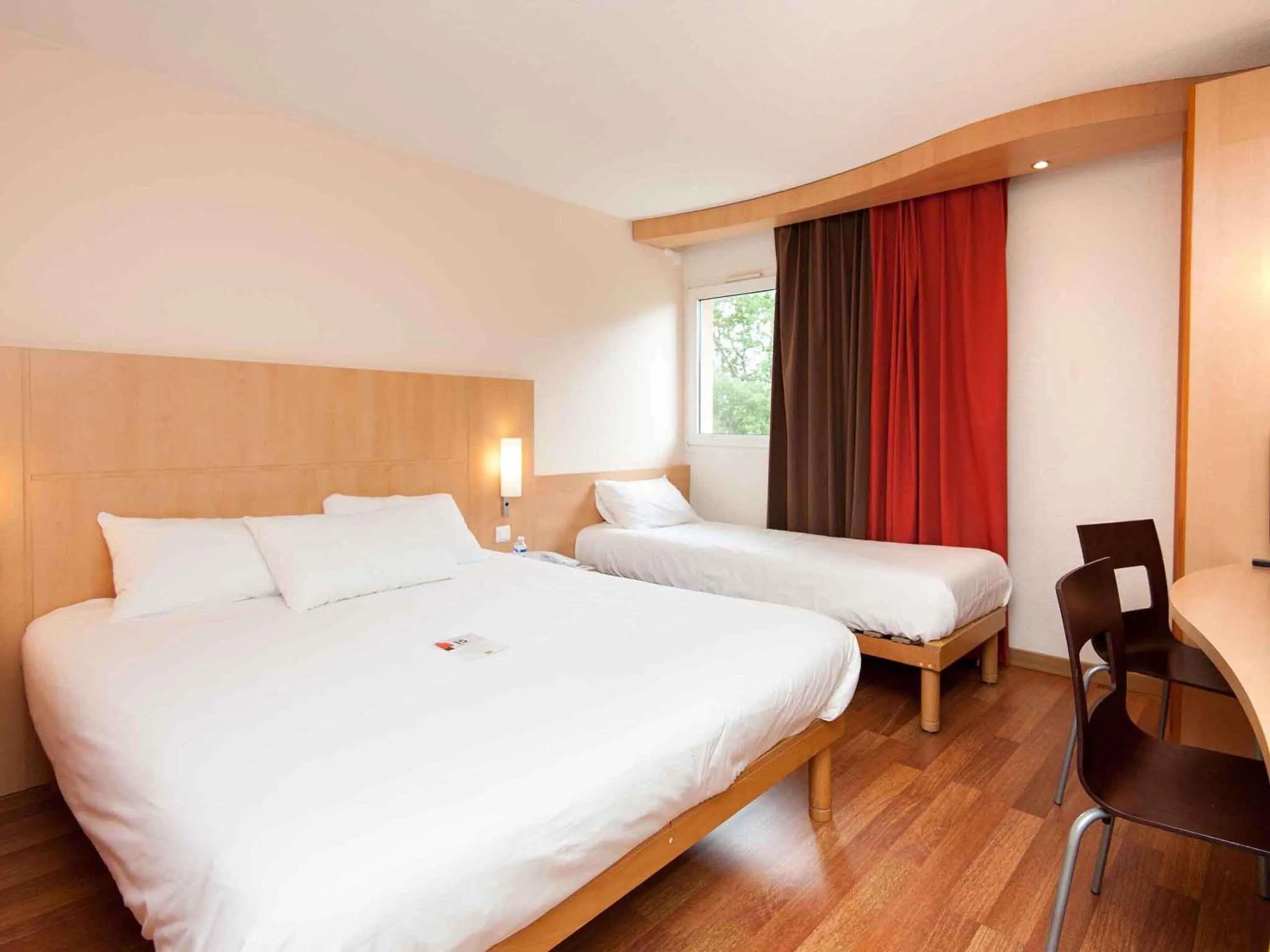 Bedroom, Bed in ibis Avallon