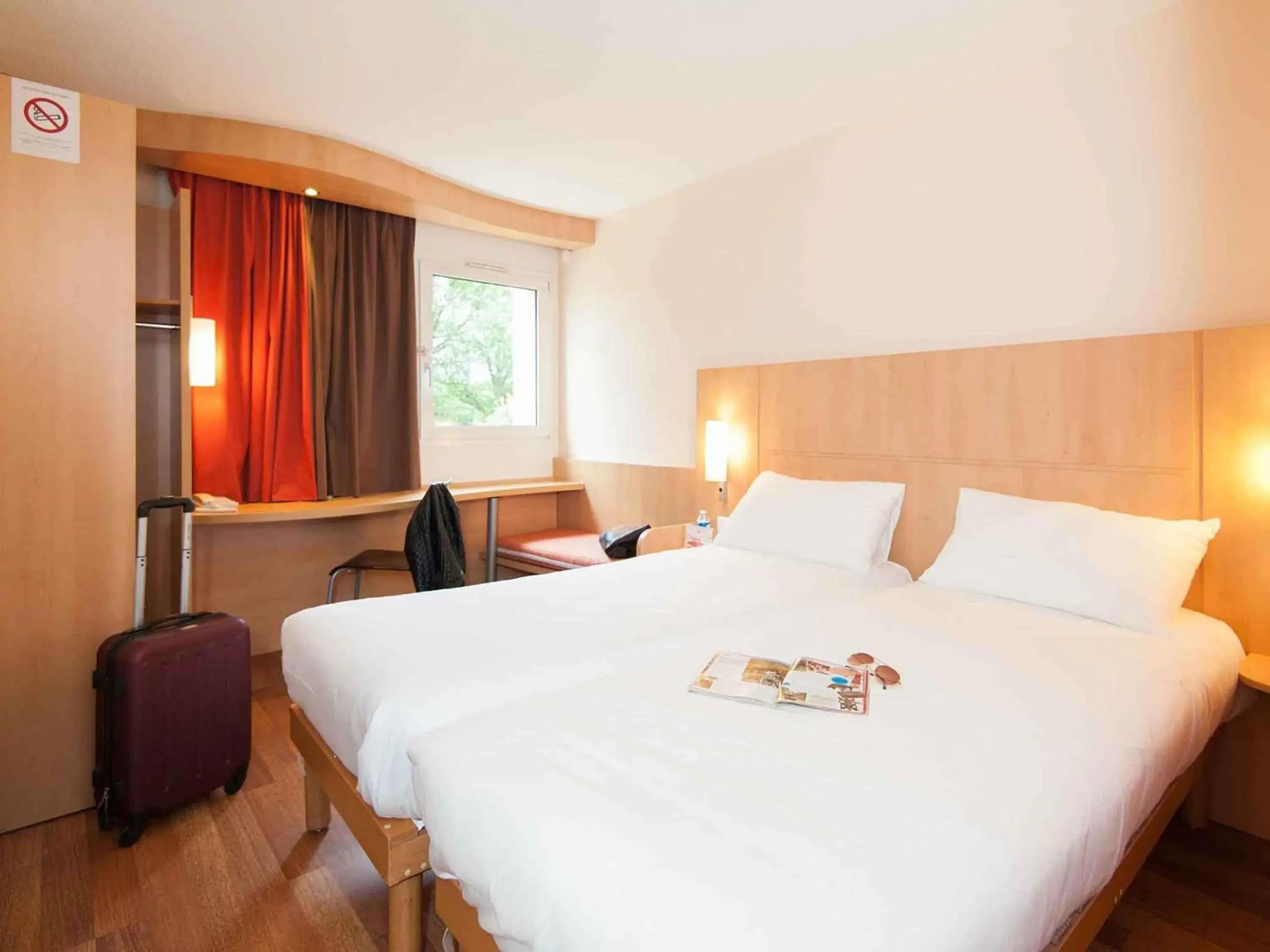 Property building, Bed in ibis Avallon Property building, Bed in ibis Avallon