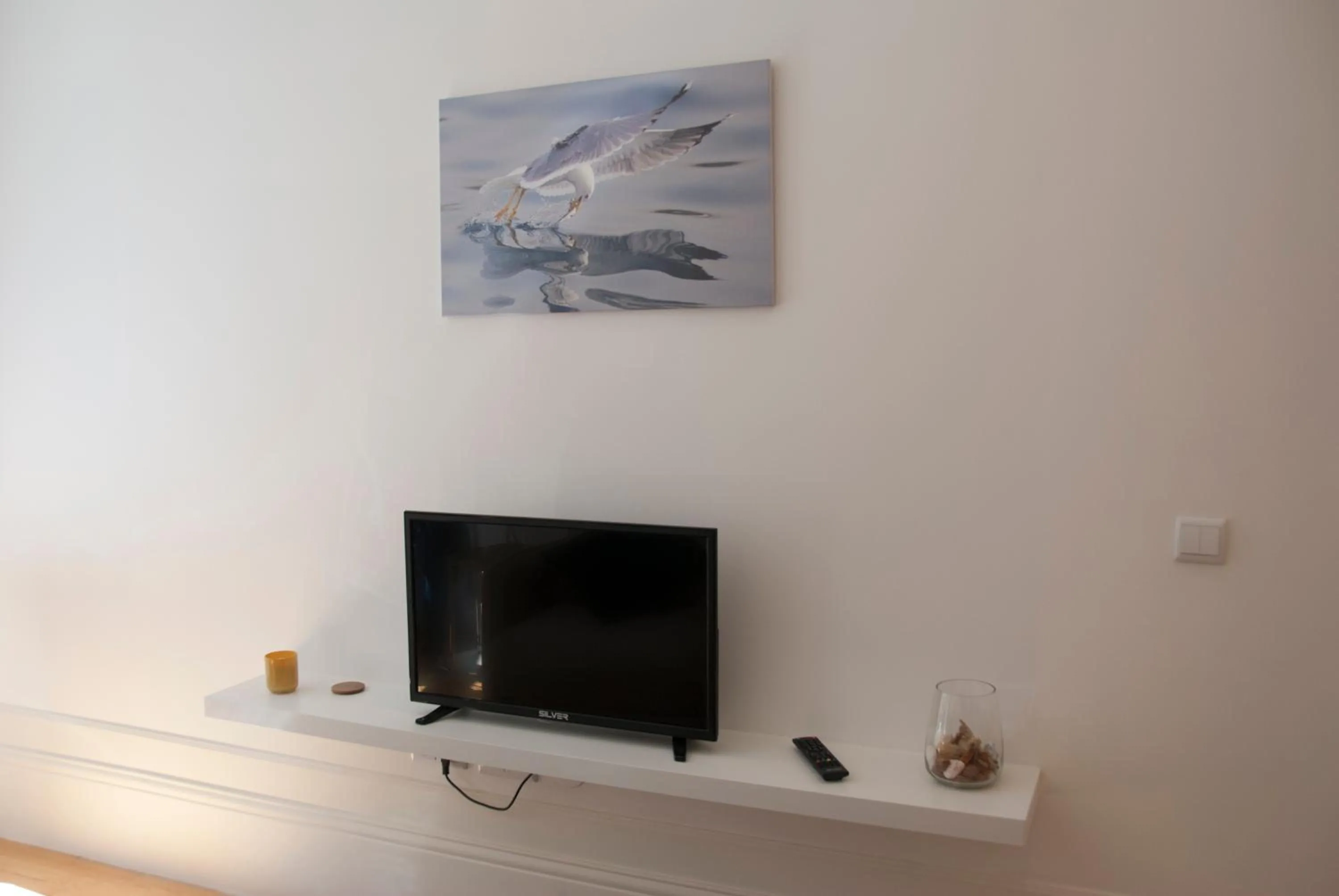 Communal lounge/ TV room in OportoView Alegria Apartment