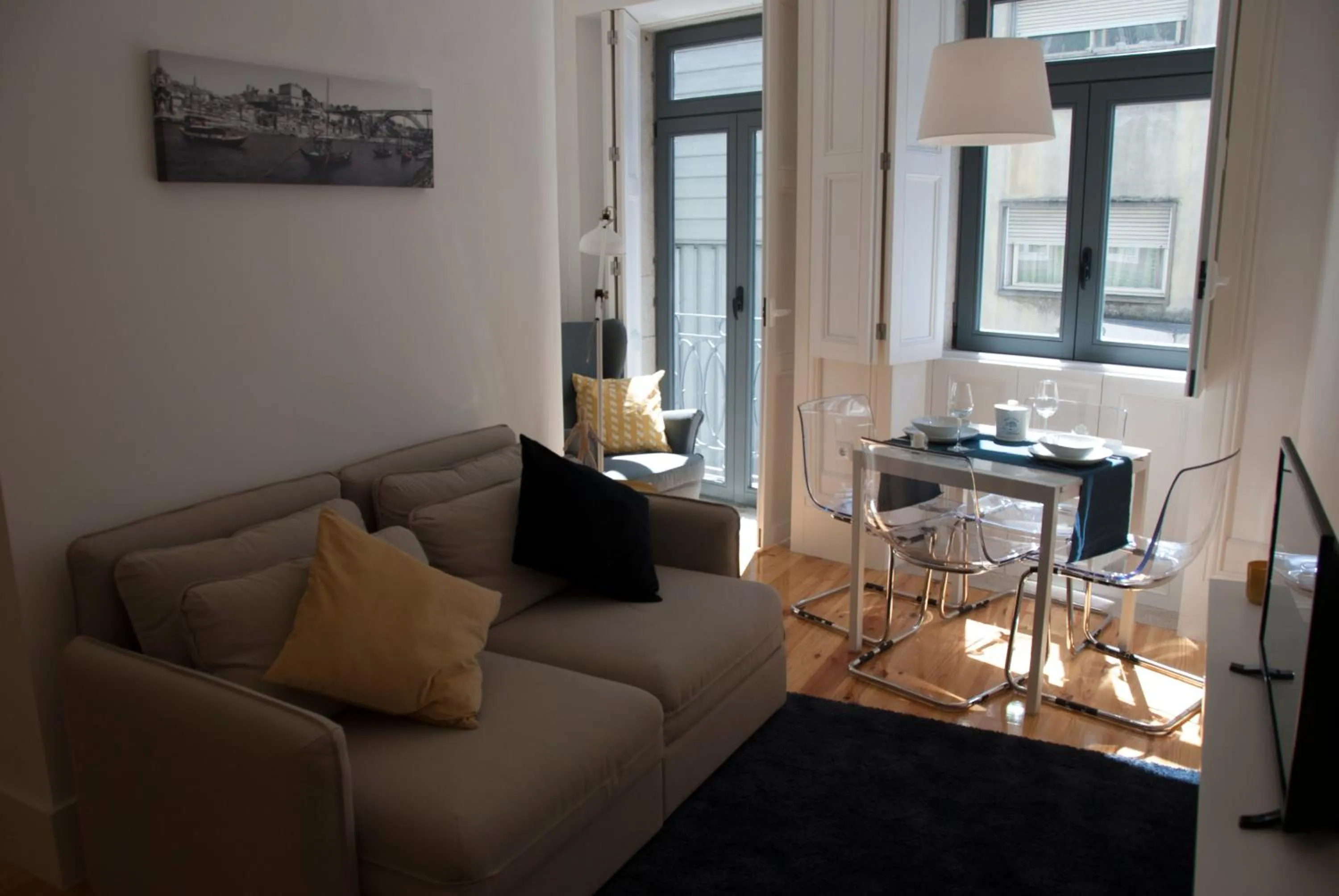 Communal lounge/ TV room in OportoView Alegria Apartment